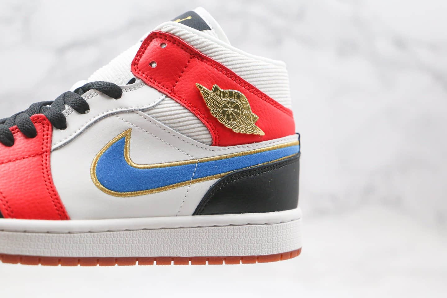 乔丹Air Jordan 1 Mid纯原版本中帮AJ1红蓝金色漆皮拼接灯芯绒篮球鞋原楦头纸板打造 货号：DC1426-100