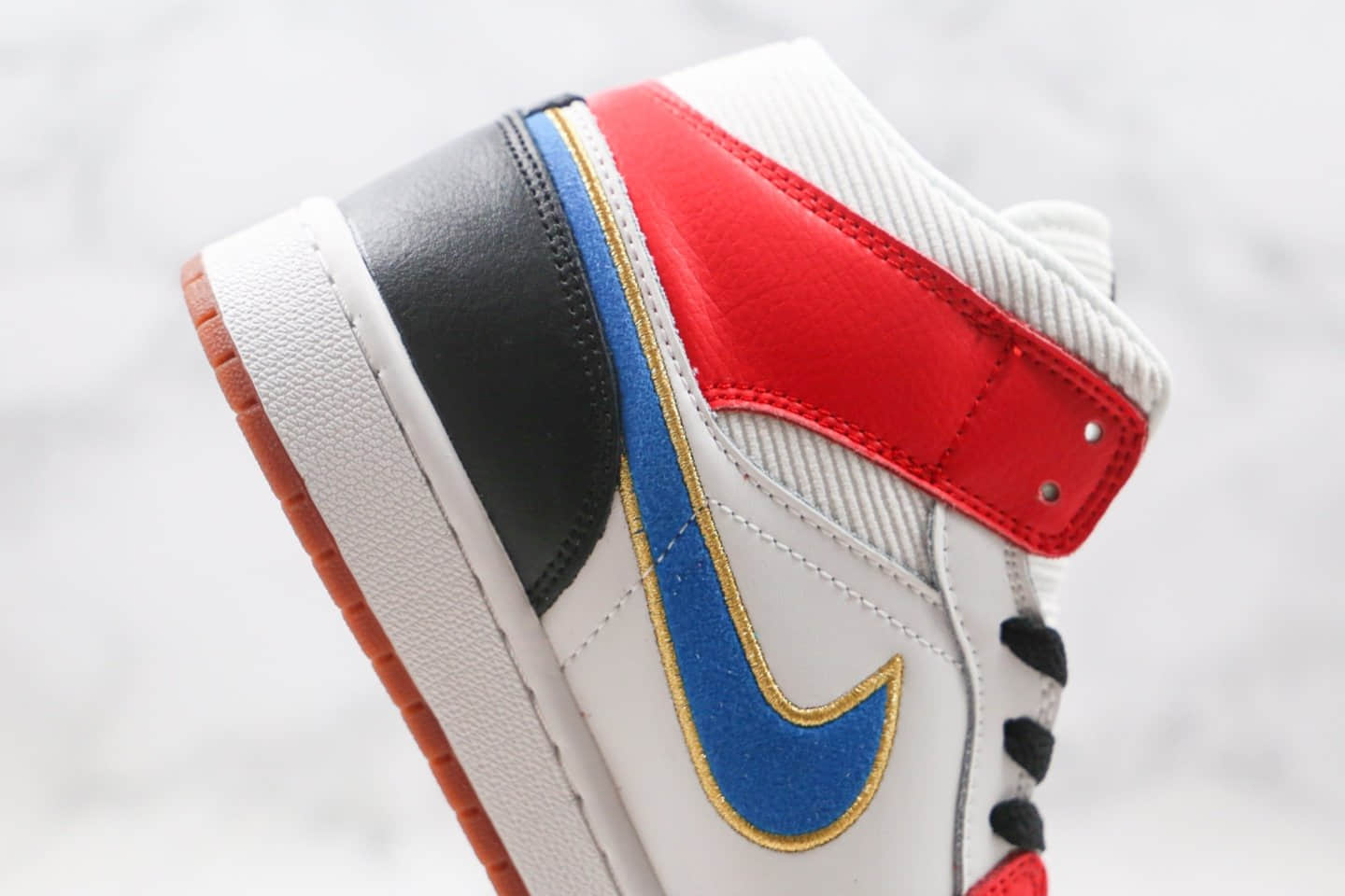 乔丹Air Jordan 1 Mid纯原版本中帮AJ1红蓝金色漆皮拼接灯芯绒篮球鞋原楦头纸板打造 货号：DC1426-100