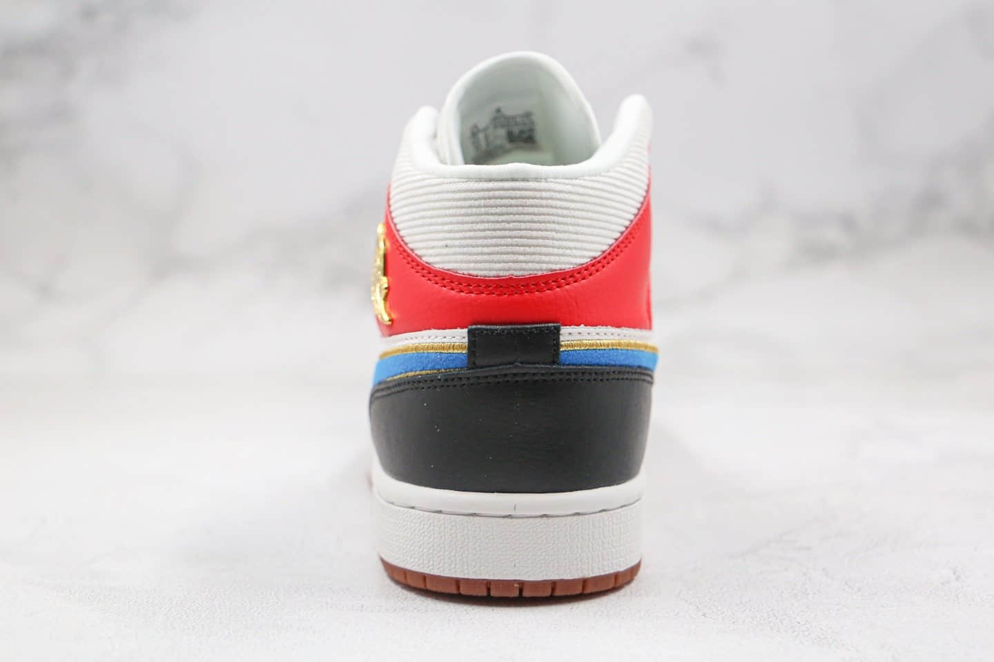 乔丹Air Jordan 1 Mid纯原版本中帮AJ1红蓝金色漆皮拼接灯芯绒篮球鞋原楦头纸板打造 货号：DC1426-100