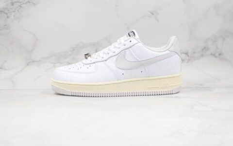 耐克Nike Air Force 1 '07 Premium Toll Free纯原版本低帮空军一号1-800字母英文涂鸦电话机板鞋原楦头纸板打造 货号：CJ1631-100