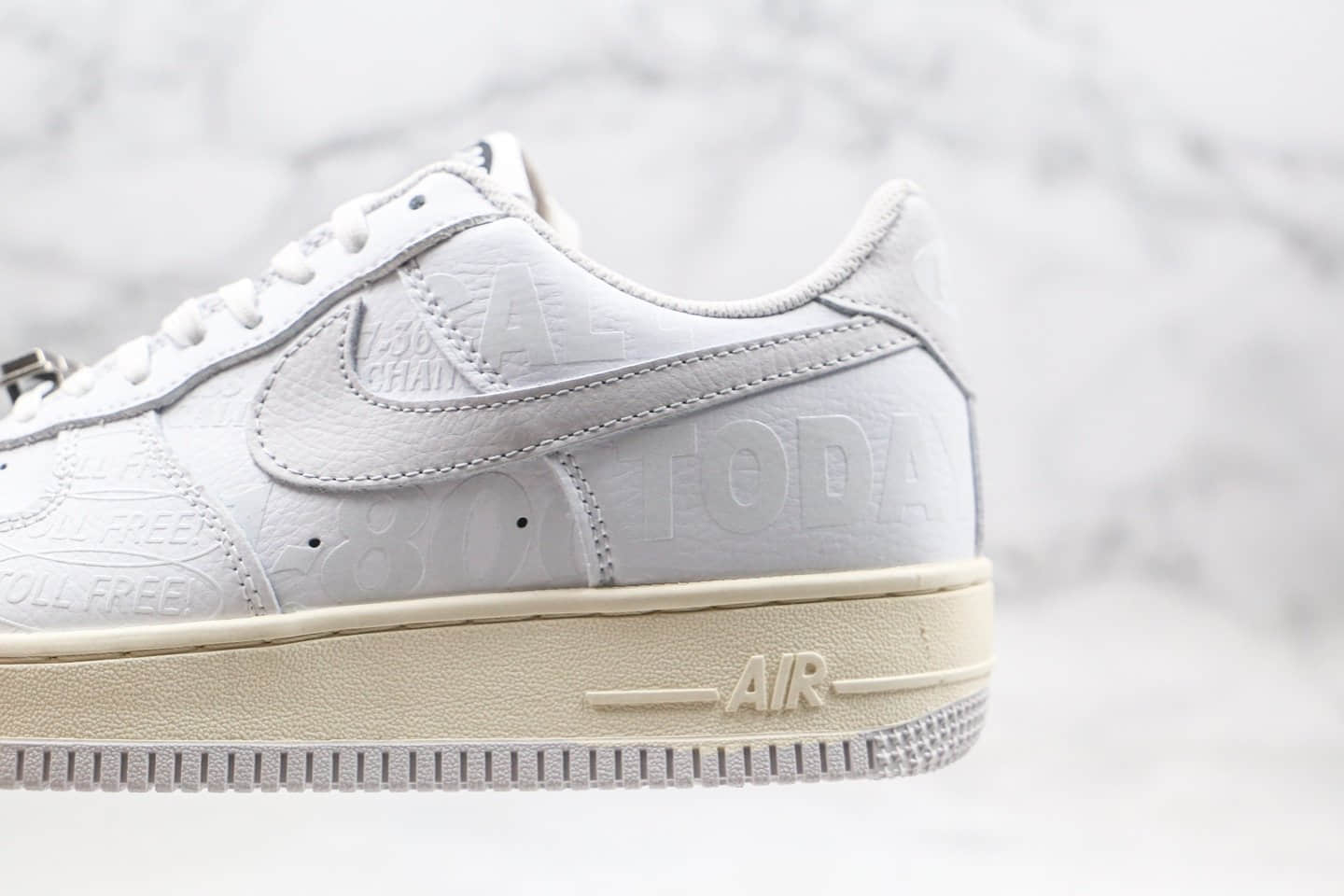 耐克Nike Air Force 1 '07 Premium Toll Free纯原版本低帮空军一号1-800字母英文涂鸦电话机板鞋原楦头纸板打造 货号：CJ1631-100