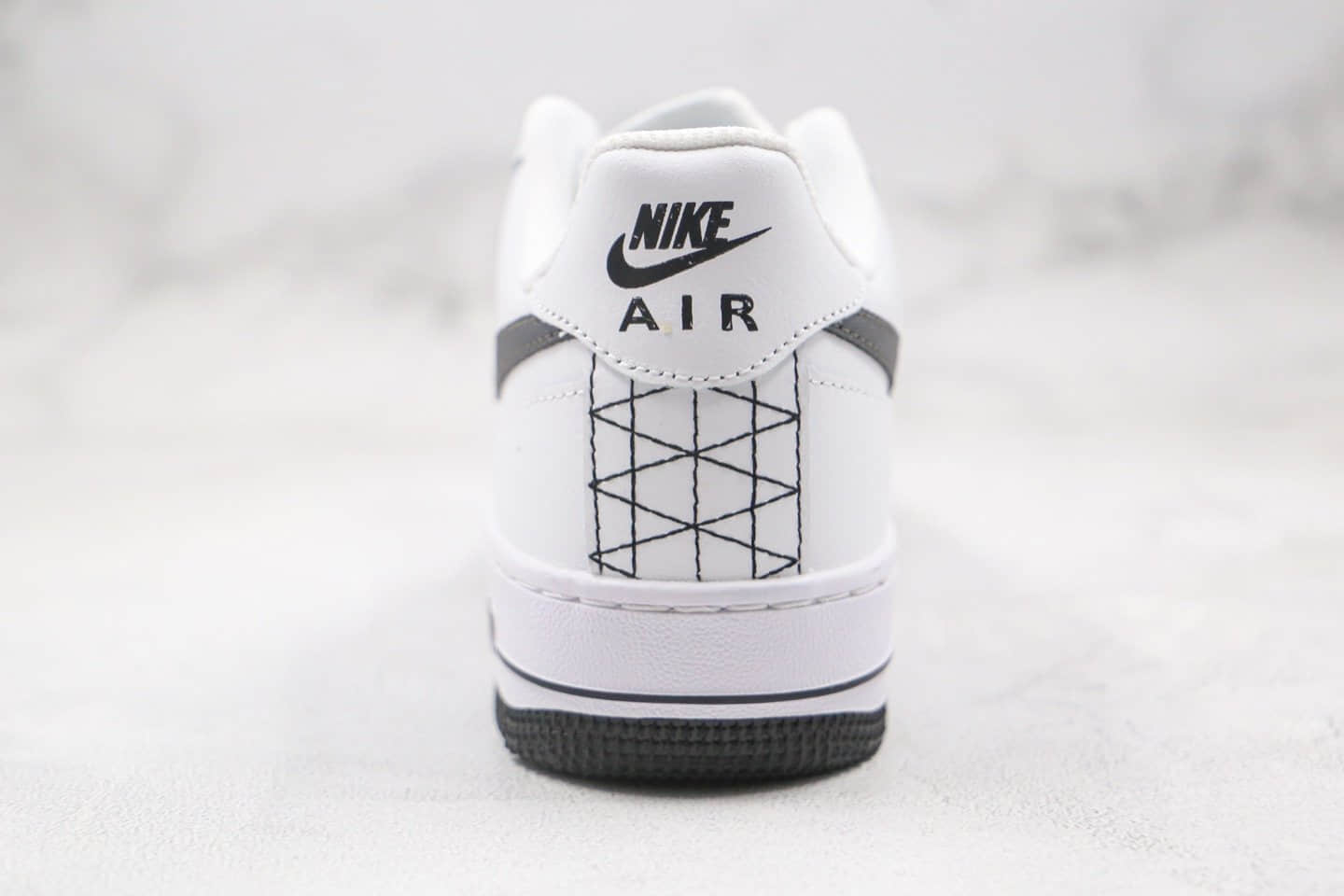 耐克Nike Air Force 1 '07 Low in White and Grey纯原版本低帮空军一号白灰黑色解构线条几何涂鸦板鞋内置全掌Sole气垫 货号：DD7113-100