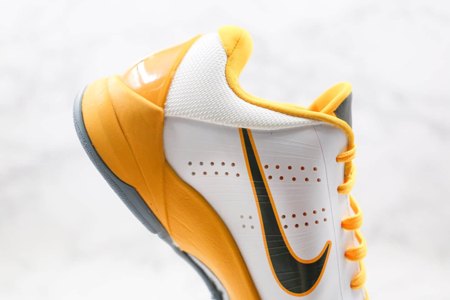 耐克Nike Zoom Kobe 5纯原版本科比5代男子实战篮球鞋白黄色内置真碳纤维板 货号：386430-104