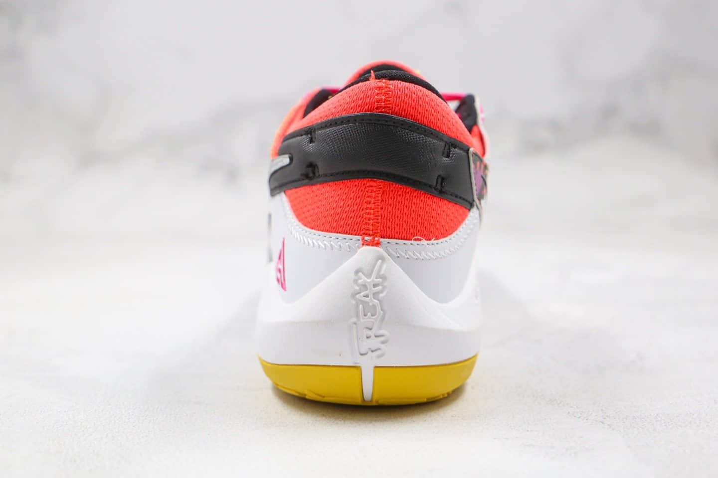 耐克Nike Zoom Freak 2纯原版本字母哥二代实战篮球鞋白橙粉色内置气垫原盒原标 货号：DB4738-600