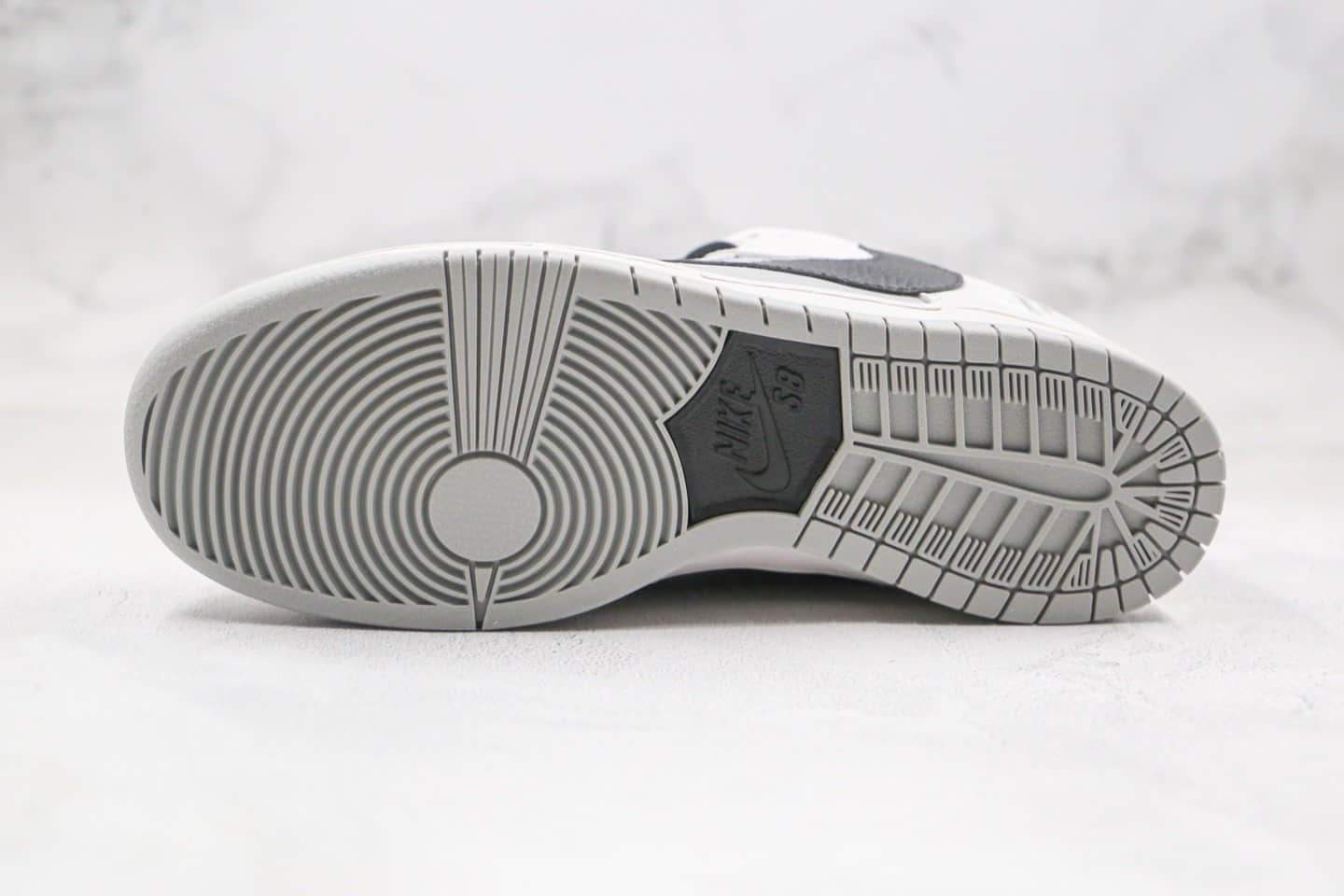 耐克Nike Dunk SB Low纯原版本低帮SB DUNK客制款倒钩灰黑色板鞋内置Zoom气垫加厚鞋舌填充 货号：BQ6817-101