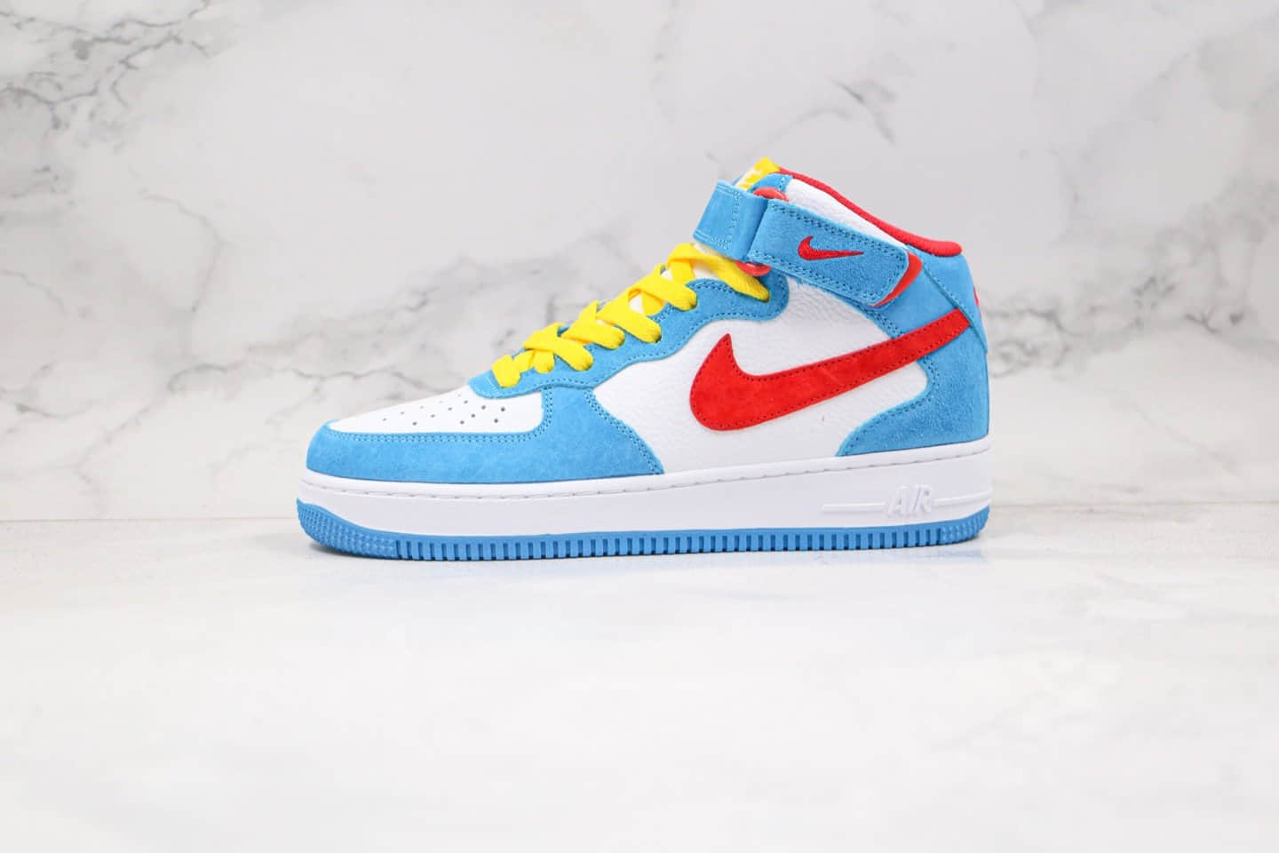 耐克Nike Air Force 1 MID纯原版本中帮空军一号哆啦A梦联名款白红蓝黄色板鞋内置气垫 货号：DK1288-600