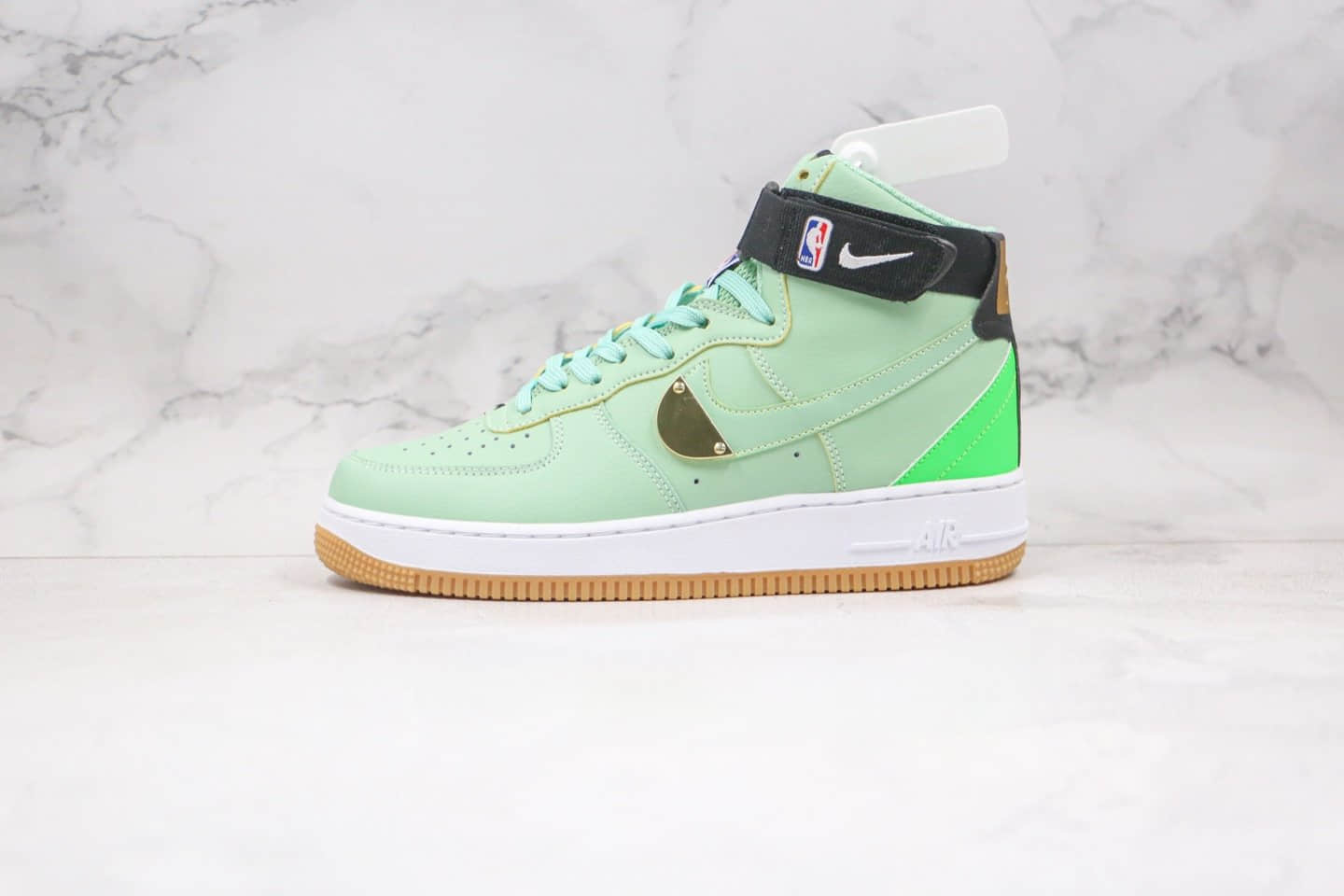 耐克Nike Air Force 1 High NBA White Gum纯原版本高帮空军一号NBA联名款生胶绿金黑色板鞋内置全掌Sole气垫 货号：CT2306-300