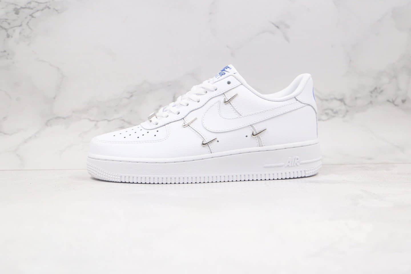 耐克Nike Wmns Air Force 1' 07 LX Chrome Swooshes White纯原版本低帮空军一号白蓝色小银四钩板鞋原楦头纸板打造 货号：CT1990-100