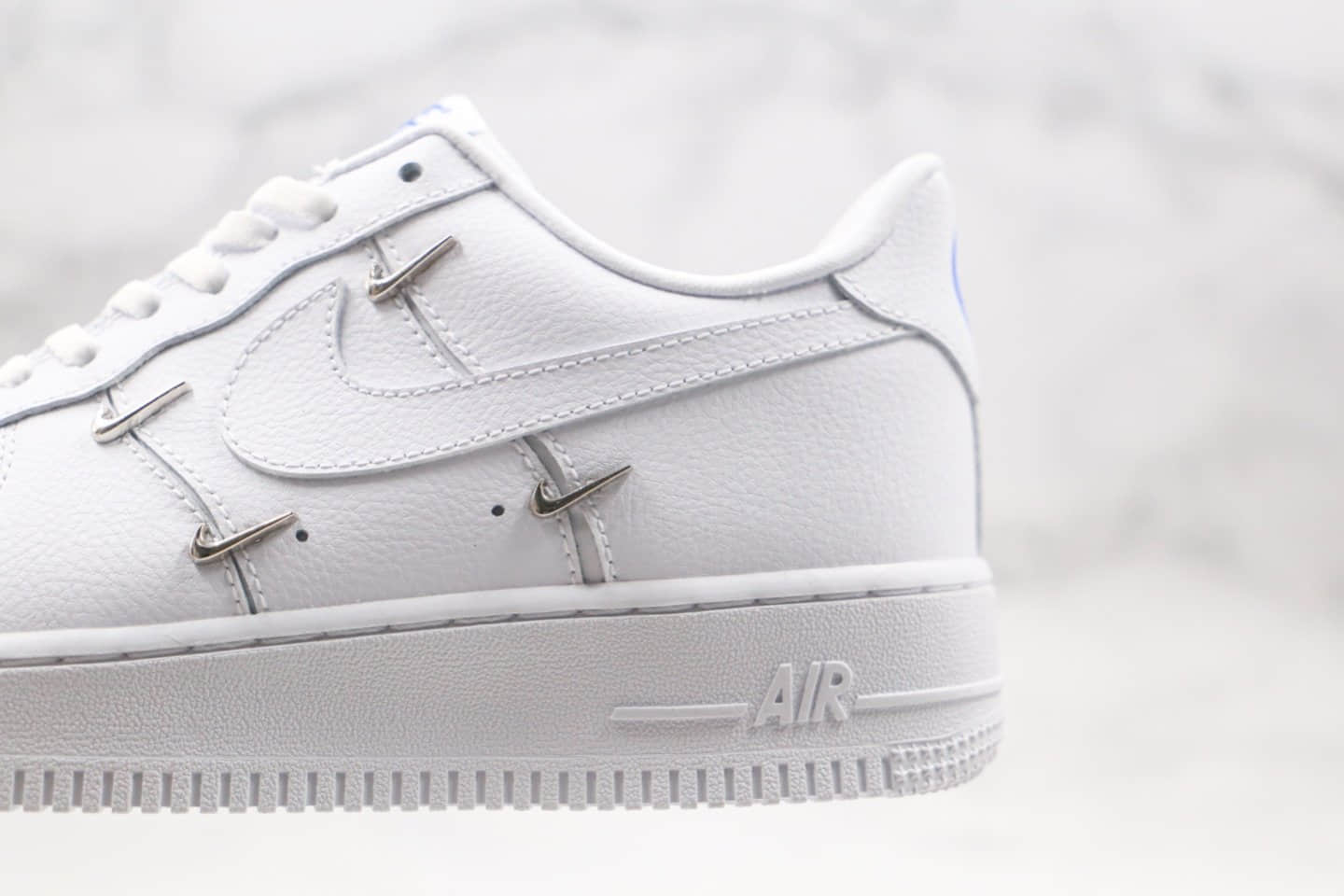 耐克Nike Wmns Air Force 1' 07 LX Chrome Swooshes White纯原版本低帮空军一号白蓝色小银四钩板鞋原楦头纸板打造 货号：CT1990-100