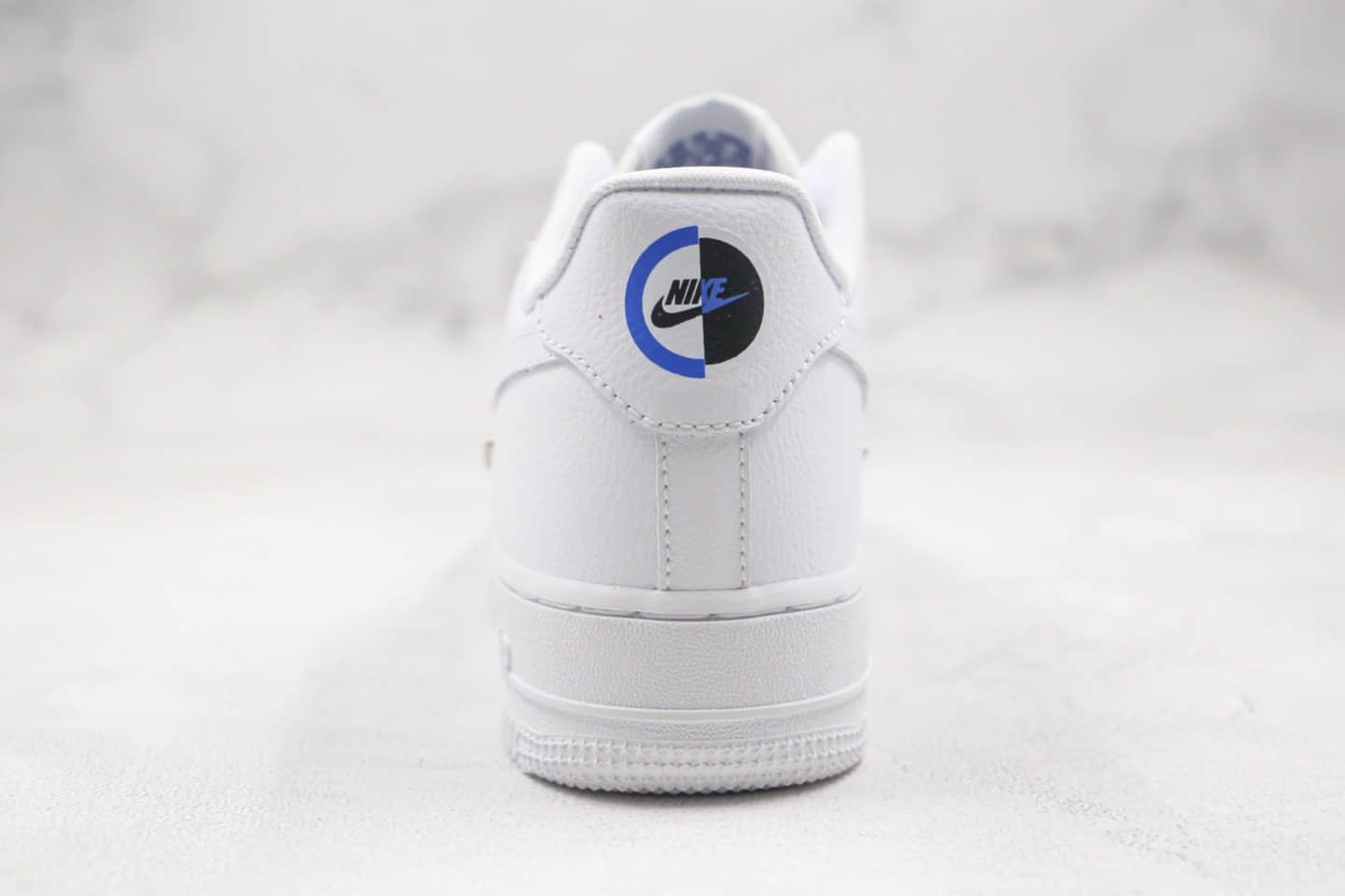 耐克Nike Wmns Air Force 1' 07 LX Chrome Swooshes White纯原版本低帮空军一号白蓝色小银四钩板鞋原楦头纸板打造 货号：CT1990-100