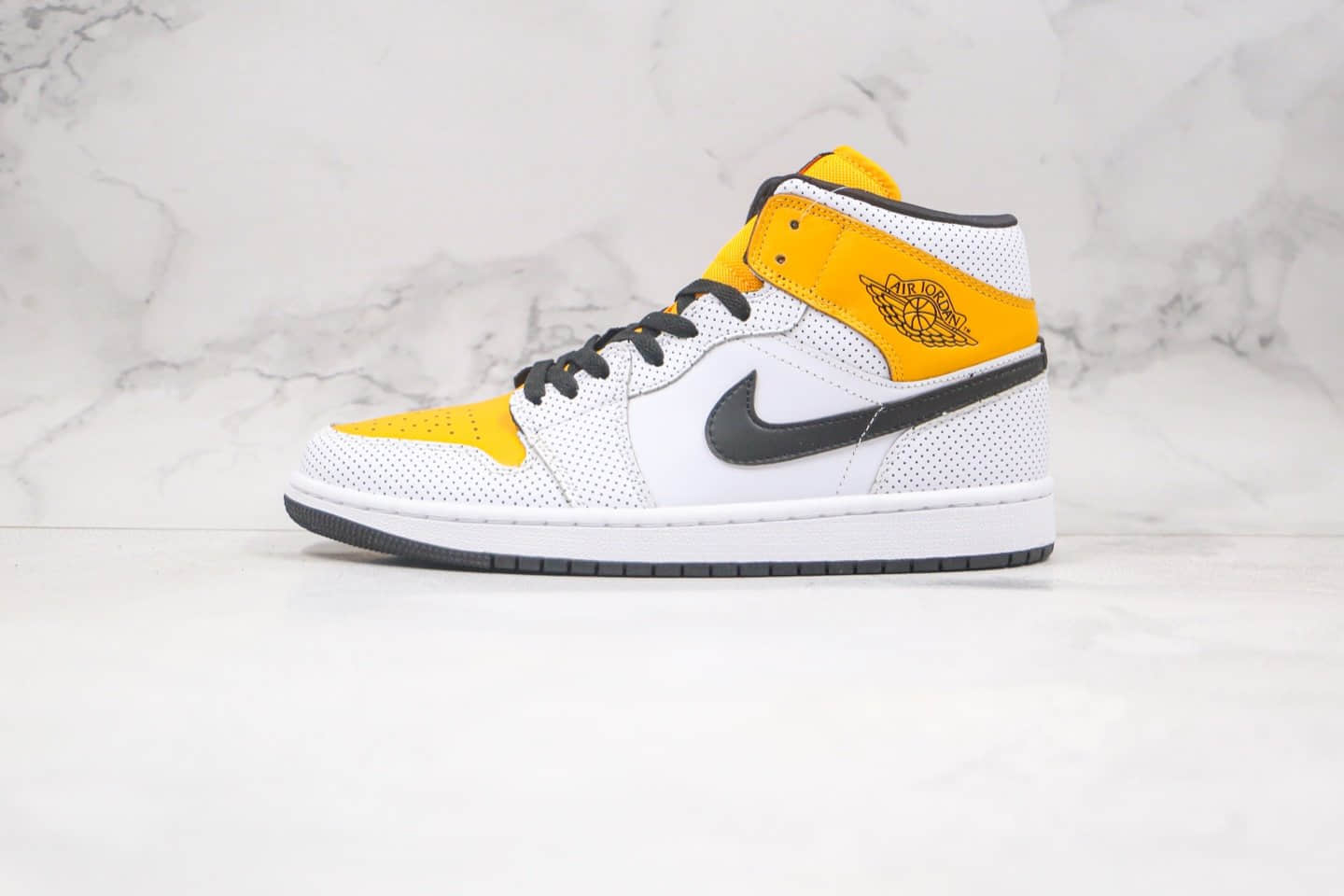 乔丹Air Jordan 1 Mid Laser Orange纯原版本中帮AJ1白黄黑勾冲孔原盒原标原楦头纸板打造 货号：BQ6472-107