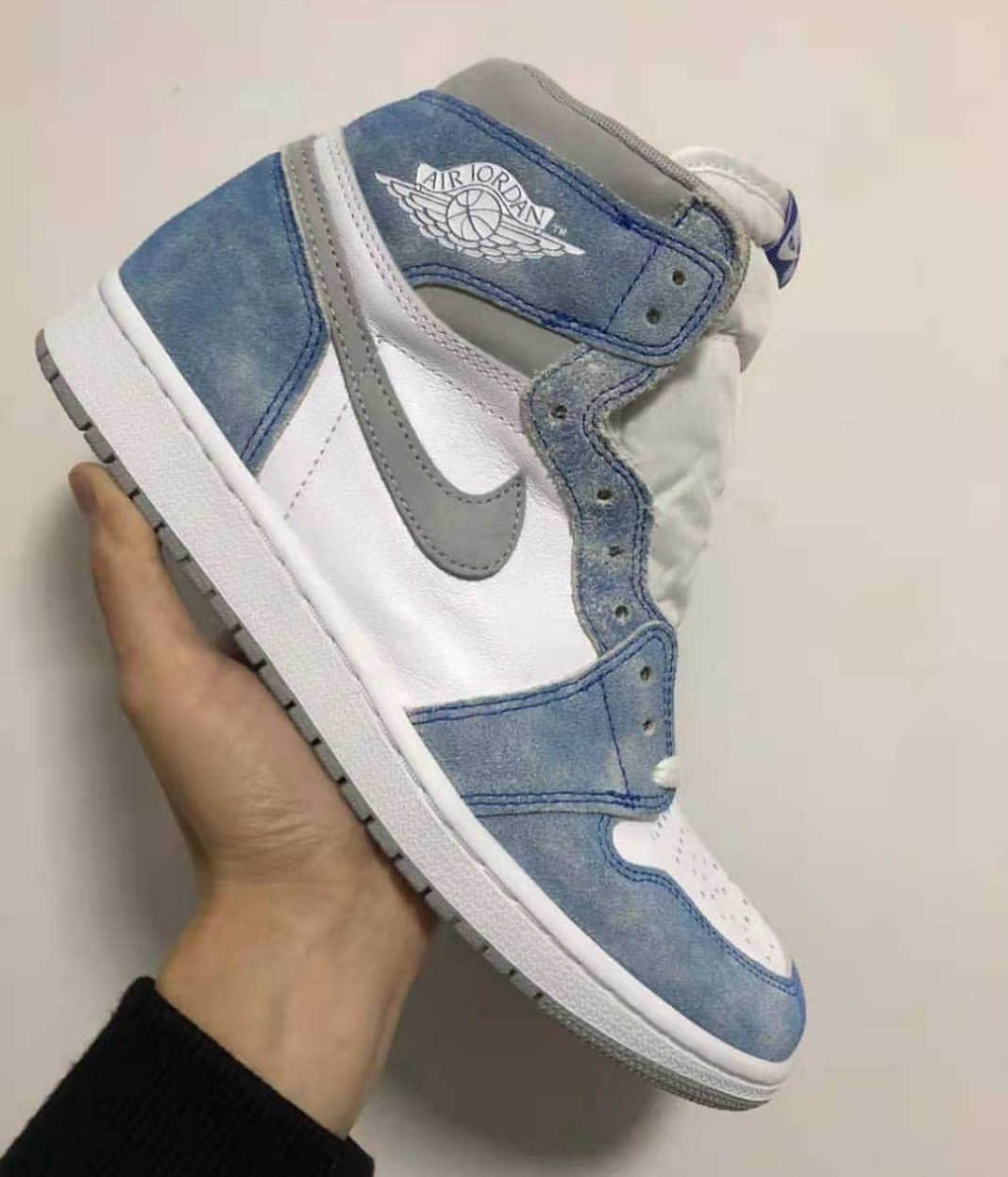 质感颜值都在线！Air Jordan 1“Hyper Royal”最新实物曝光！ 货号：555088-402