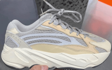 酷似天价首发配色！奶油Yeezy 700 V2“ Cream”实物首度曝光！