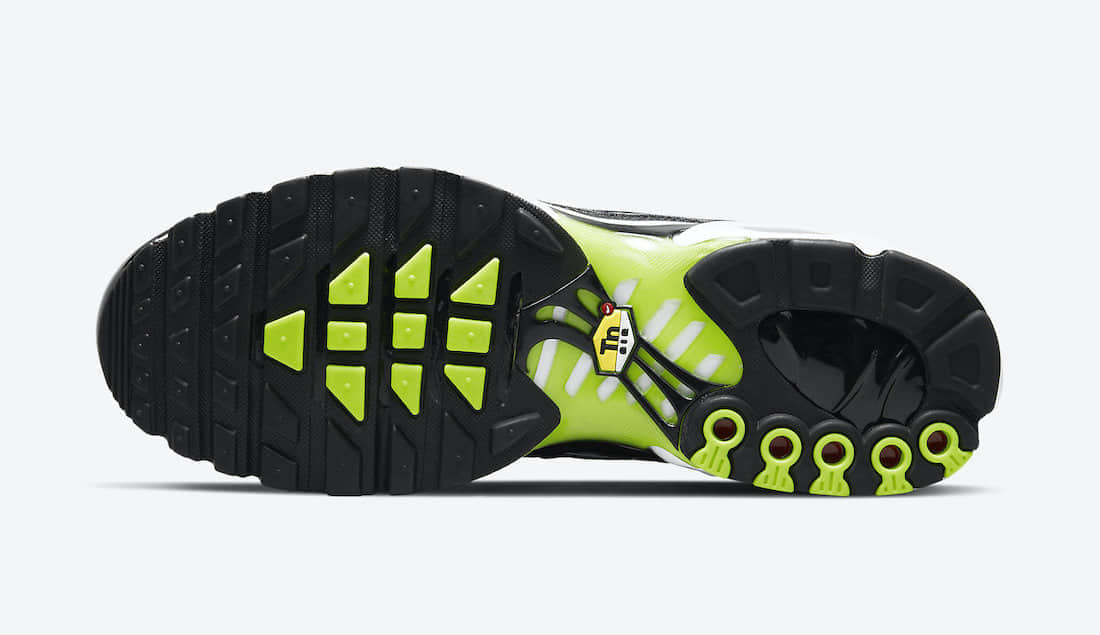 Nike Air Max Plus新配色曝光！侧身涂鸦+银边Swoosh有点酷！ 货号：DJ6876-001