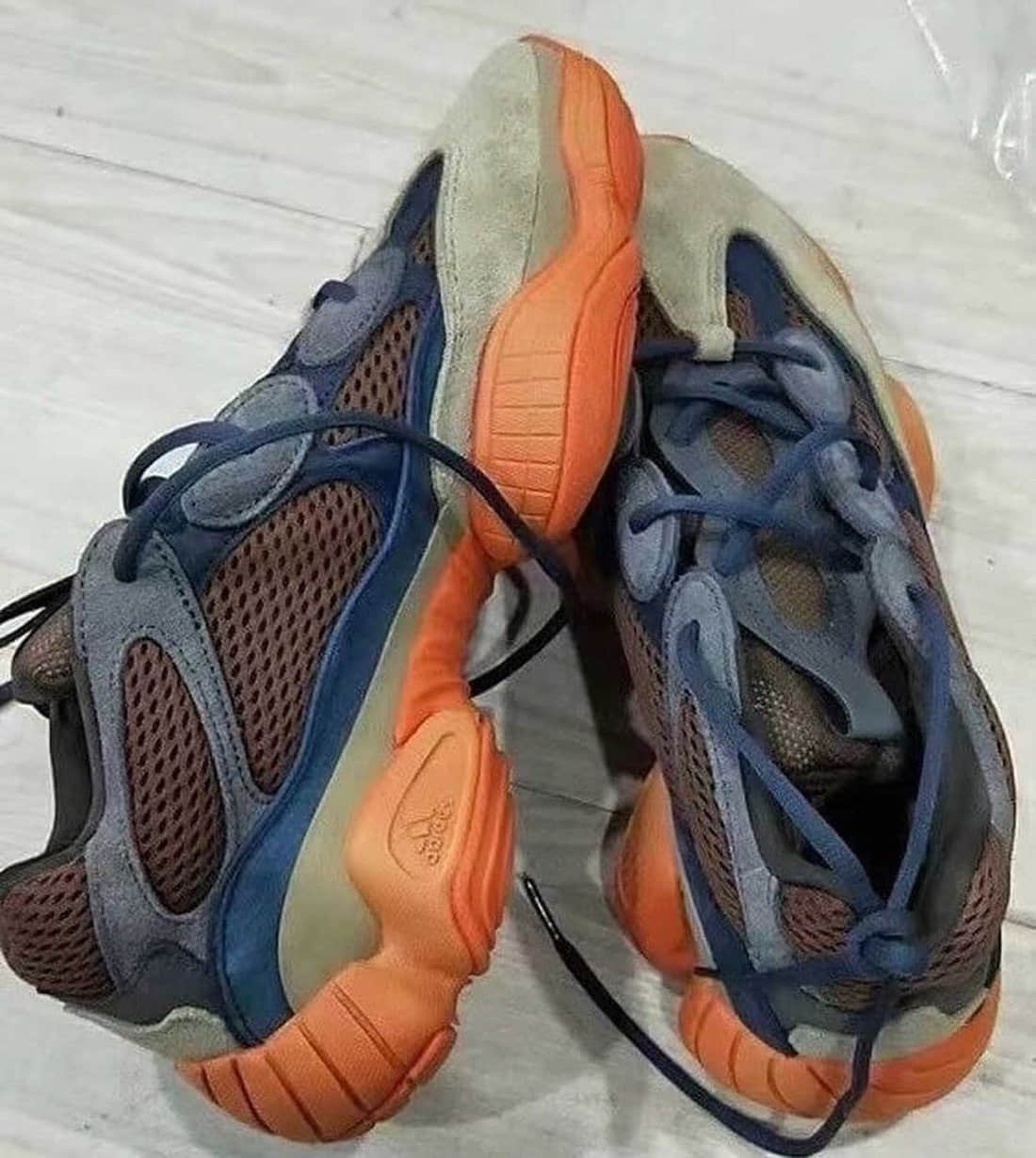 侃爷爱上赛博朋克风格了？Yeezy 500老爹鞋新配色你打几分？