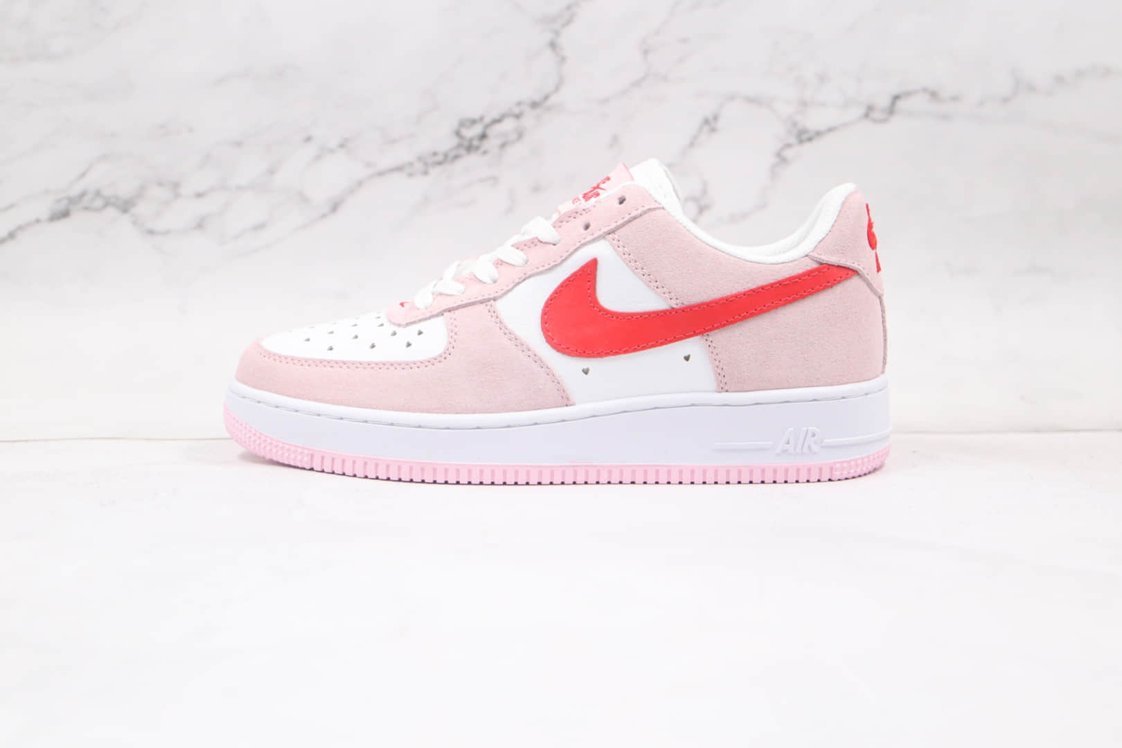 耐克Nike Air Force 1 07 QS纯原版本低帮空军一号情人节限定粉红色板鞋内置气垫原盒原标 货号：DD3384-600