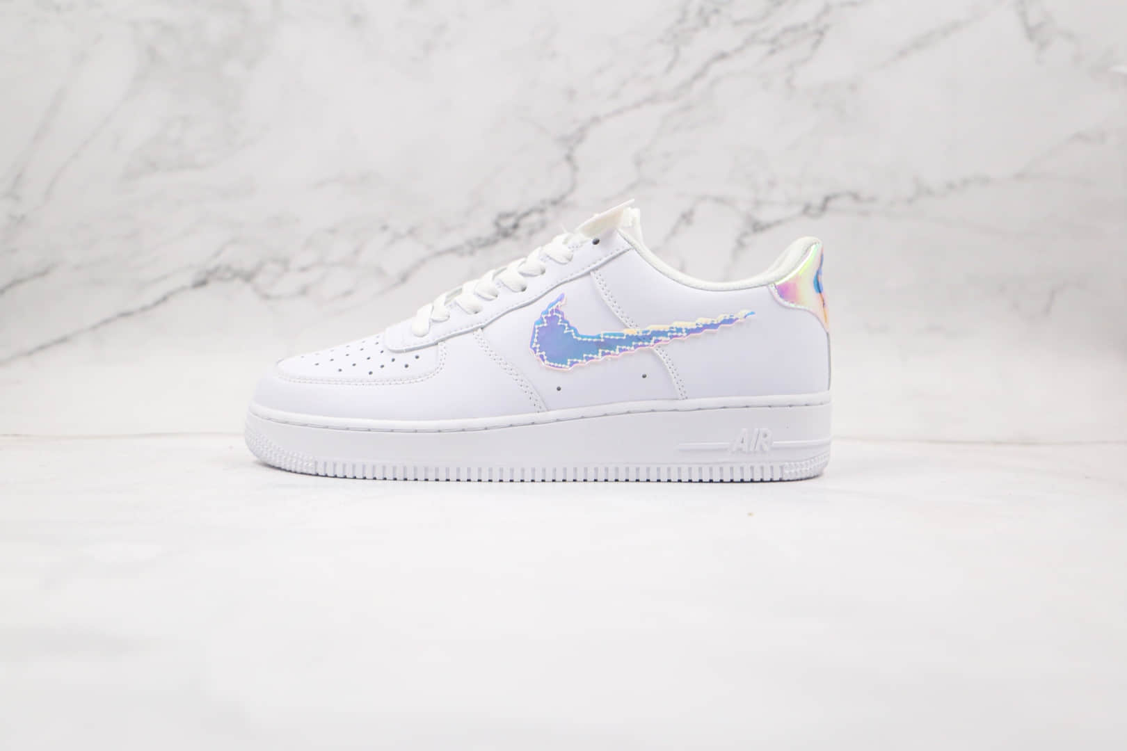 耐克Nike Air Force 1 LV8纯原版本低帮空军一号白镭射板鞋原盒原标正确鞋面镭射标 货号：CW1577-100