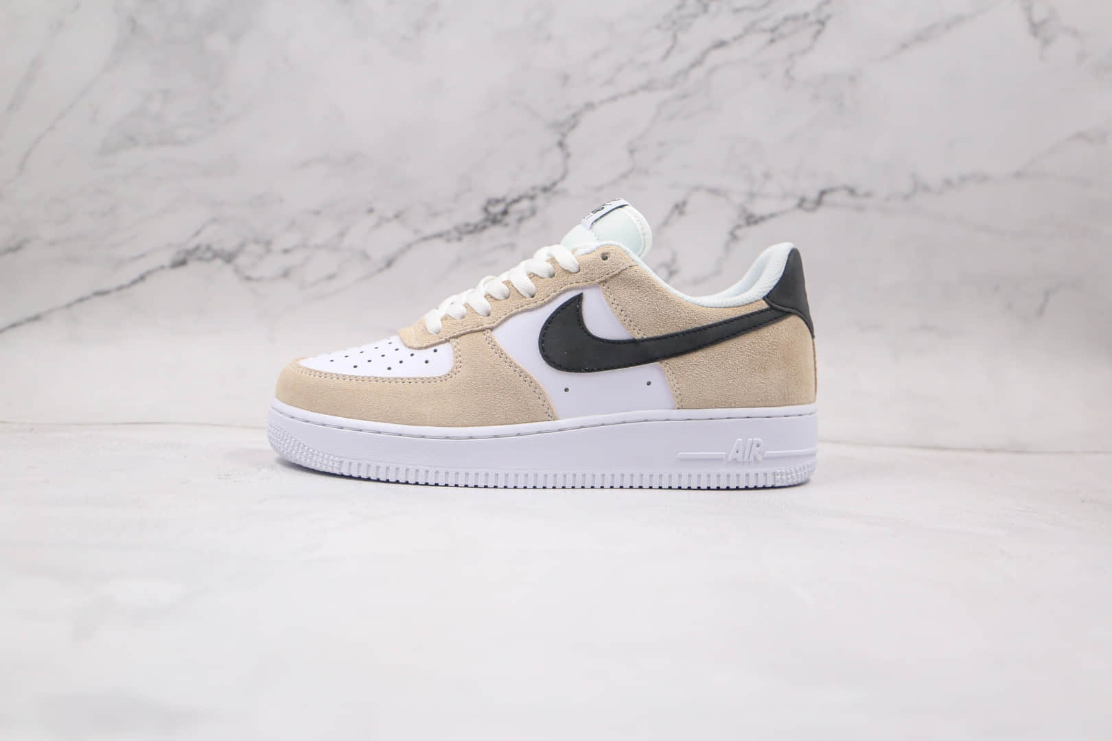 耐克Nike Air Force 1 HO20 BG纯原版本低帮空军一号奶茶白黑色板鞋内置气垫原盒原标 货号：BQ8988-100