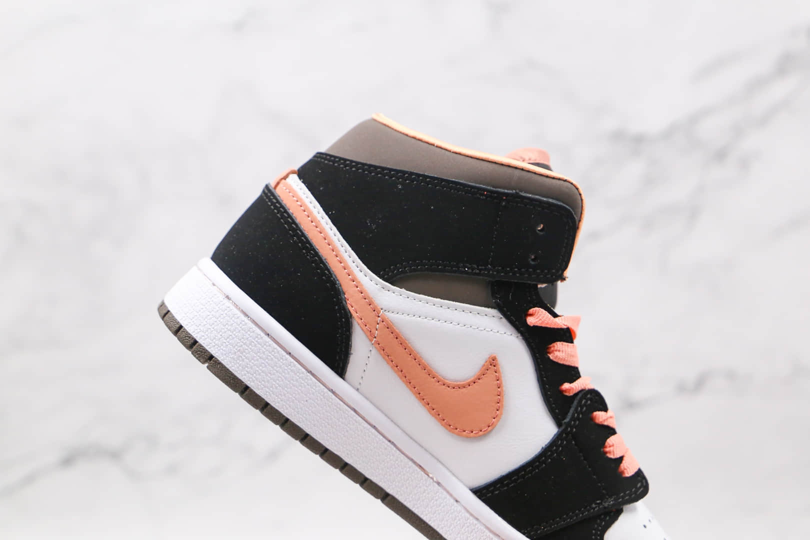 乔丹Air Jordan 1 Mid纯原版本中帮AJ1蜜桃摩卡色篮球鞋正确后跟定型 货号：DH0210-100