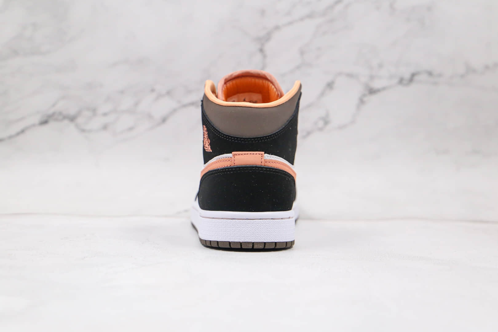 乔丹Air Jordan 1 Mid纯原版本中帮AJ1蜜桃摩卡色篮球鞋正确后跟定型 货号：DH0210-100