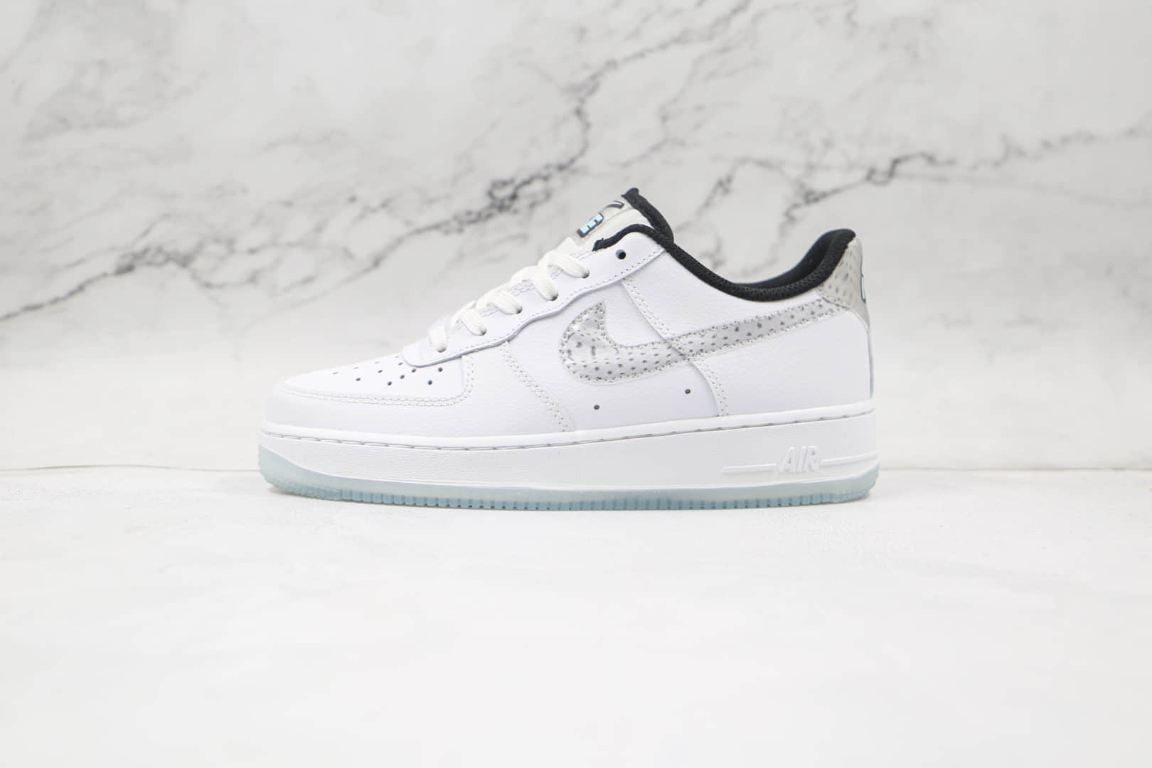 耐克NIKE AIR FORCE 1纯原版本低帮空军一号白灰色裸眼3D板鞋内置气垫 货号：CW5909-100