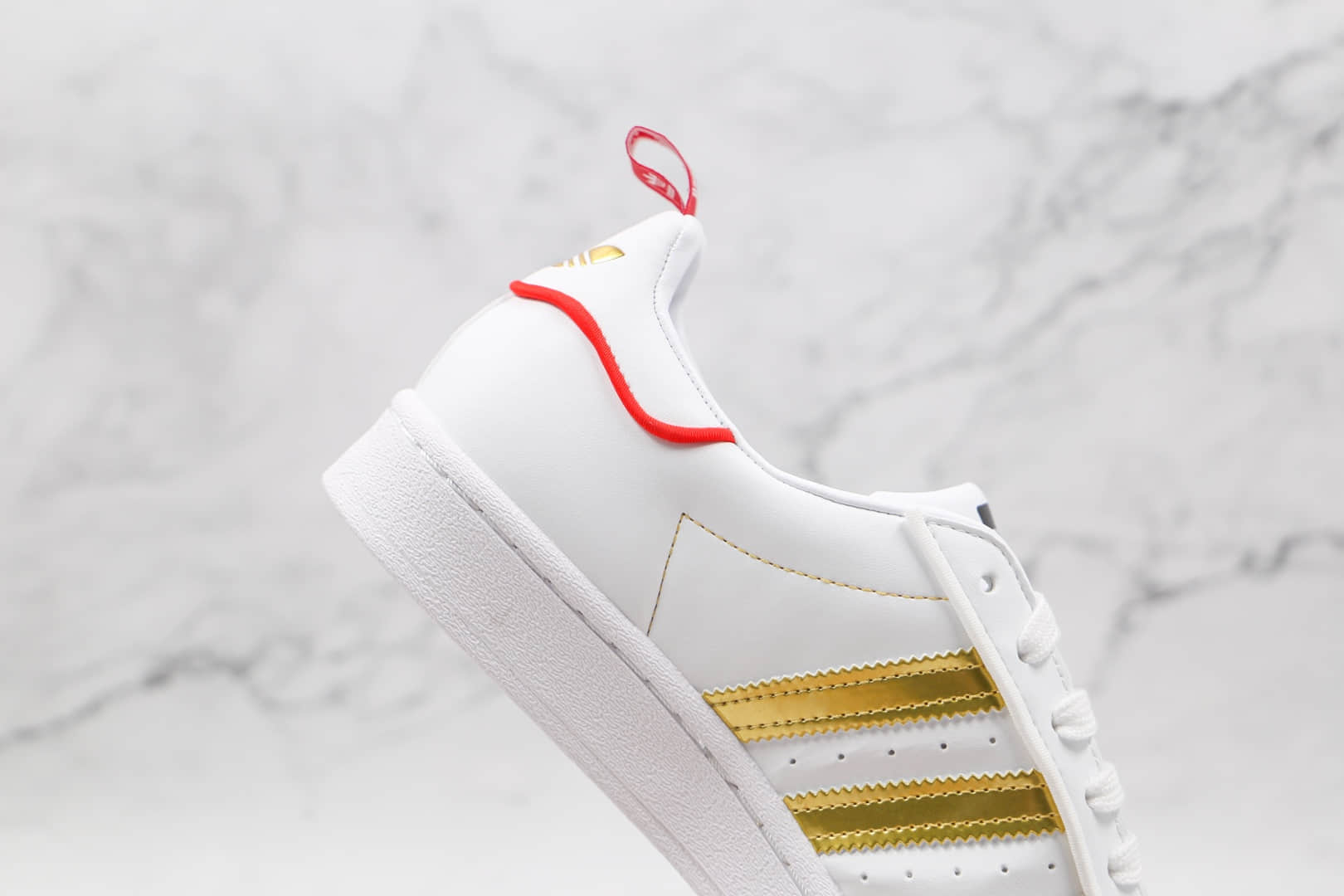 阿迪达斯Adidas Originals Superstars White Red Laceless纯原版本三叶草贝壳头白金色板鞋原档案数据开发 货号：GX7914