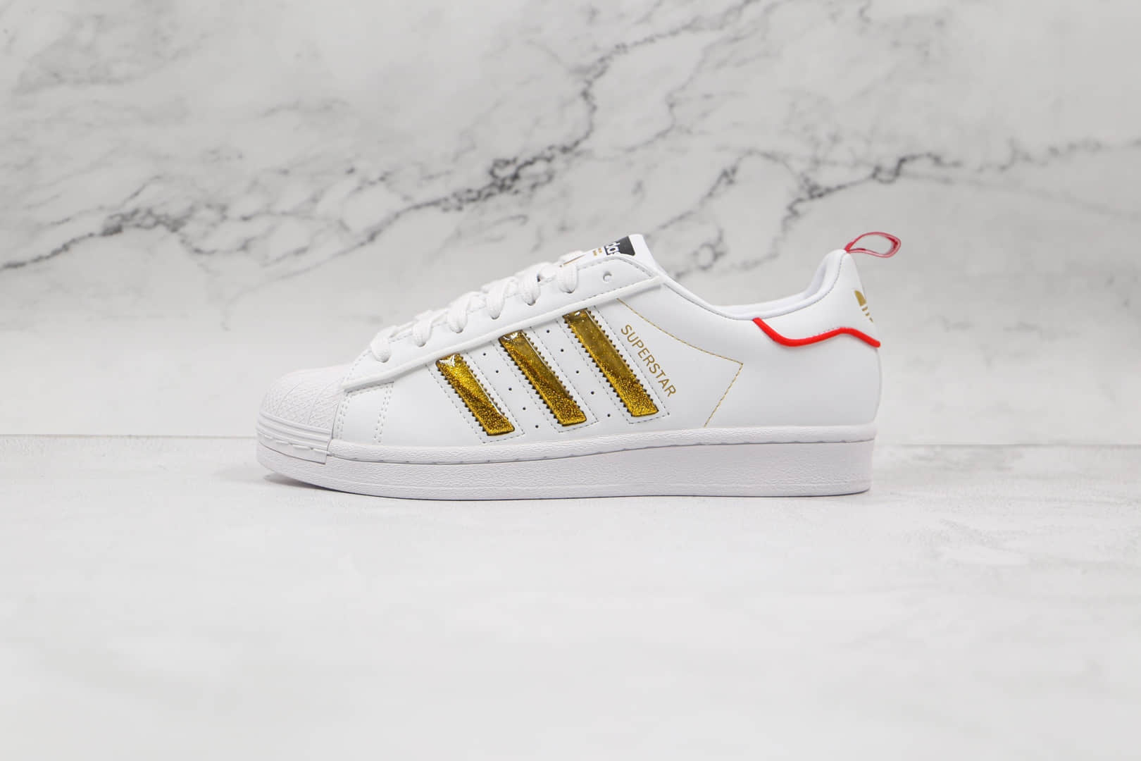 阿迪达斯Adidas Originals Superstars White Red Laceless纯原版本三叶草贝壳头白金色板鞋原档案数据开发 货号：GX7914