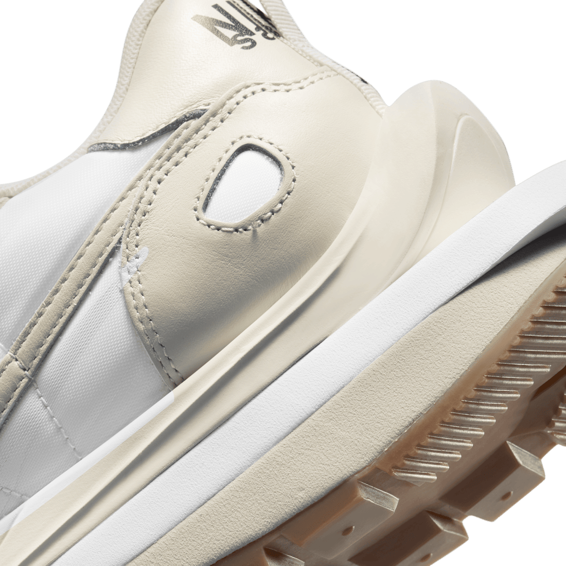 全新 sacai x Nike VaporWaffle“Sail”官图曝光！简约百搭！ 货号：DD1875-100