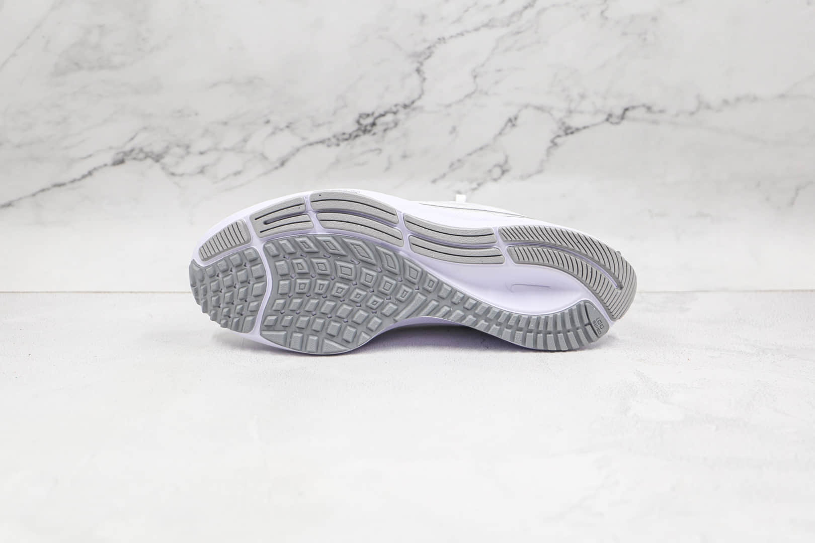 耐克Nike Air Zoom Pegasus 38纯原版本登月38代白银色慢跑鞋原楦头纸板打造 货号：CW7358-100