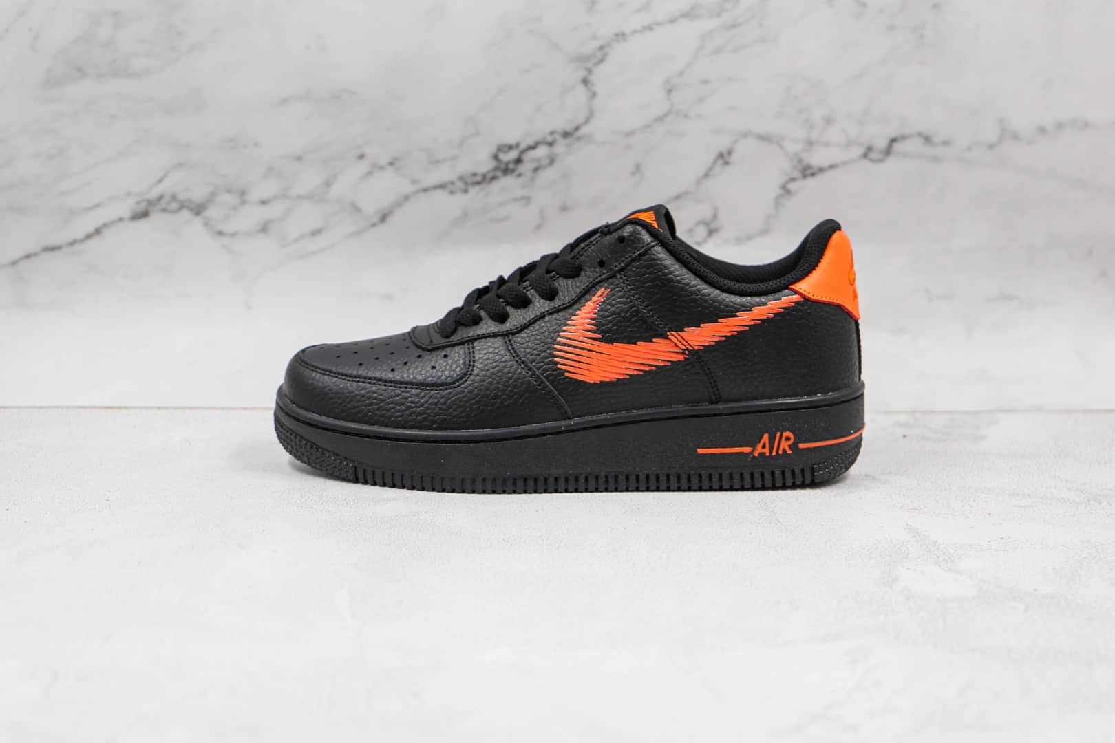 耐克Nike Air Force 1‘07纯原版本低帮空军一号黑橙色板鞋内置气垫 货号：DN4928-001