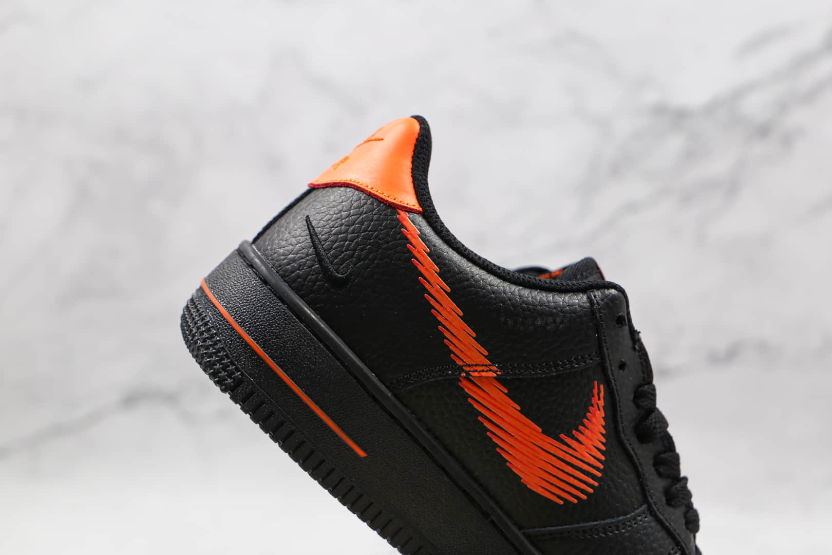 耐克Nike Air Force 1‘07纯原版本低帮空军一号黑橙色板鞋内置气垫 货号：DN4928-001