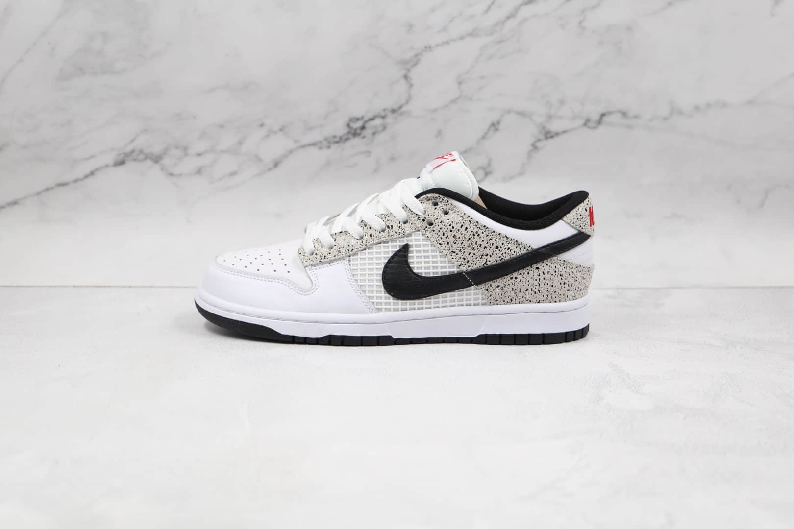 耐克NIKE SB DUNK LOW CL纯原版本低帮SB DUNK白灰色波点板鞋原鞋开模 货号：304714-107