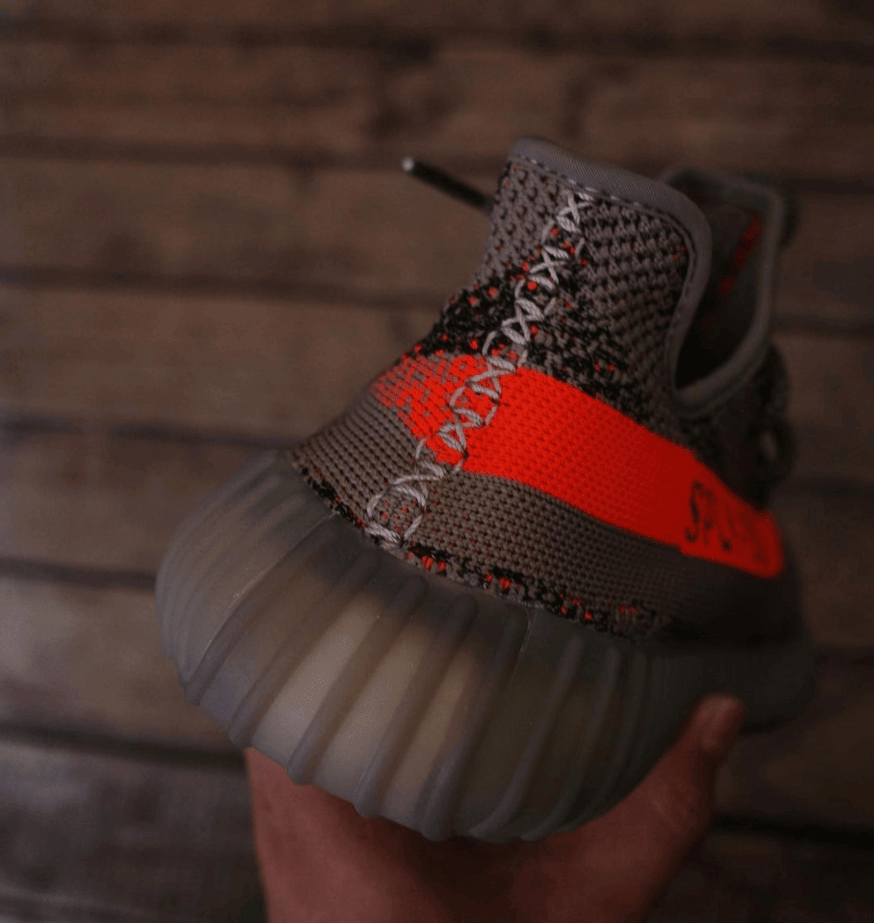 全新Yeezy 350 V2“灰橙满天星”最新实物图曝光！太骚气！