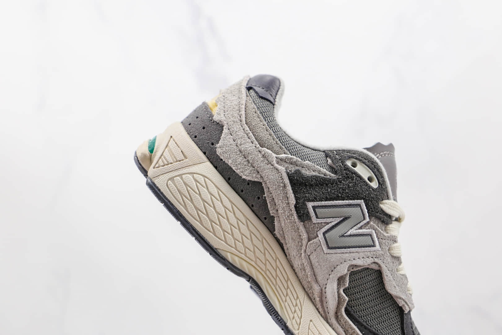 新百伦New Balance 2002R Protection Pack纯原版本灰色不规则剪裁解构NB2002复古慢跑鞋原档案数据开发 货号：M2002RDA