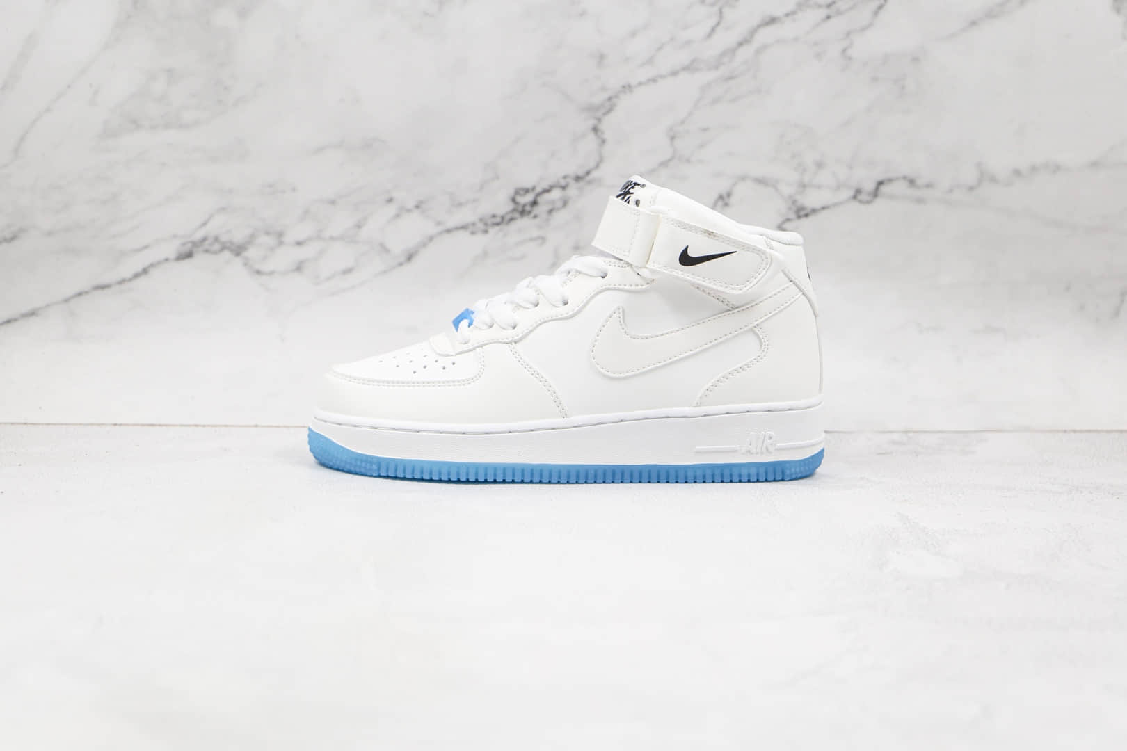 耐克Nike Air Force 1 07纯原版本中帮空军一号纯白紫外线变色板鞋原鞋开模一比一 货号：DA8301-102