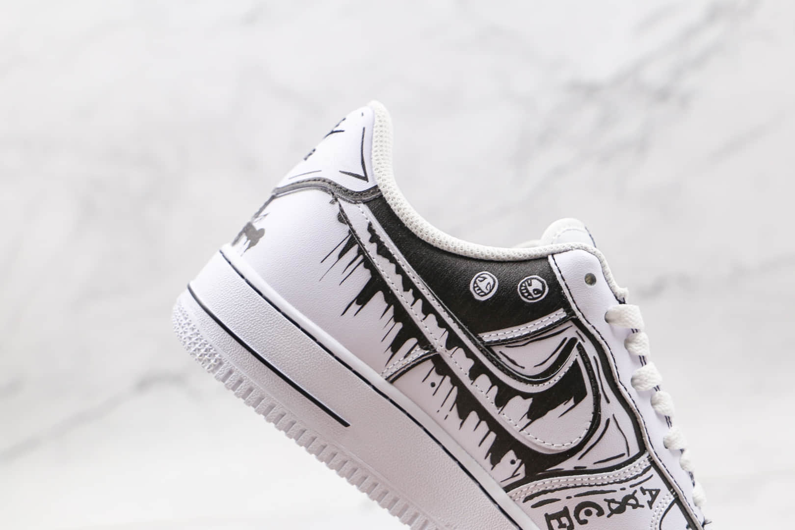耐克Nike Air Force 1‘07纯原版本低帮空军一号黑白色海贼王涂鸦漫画板鞋内置气垫 货号：CW2288-301