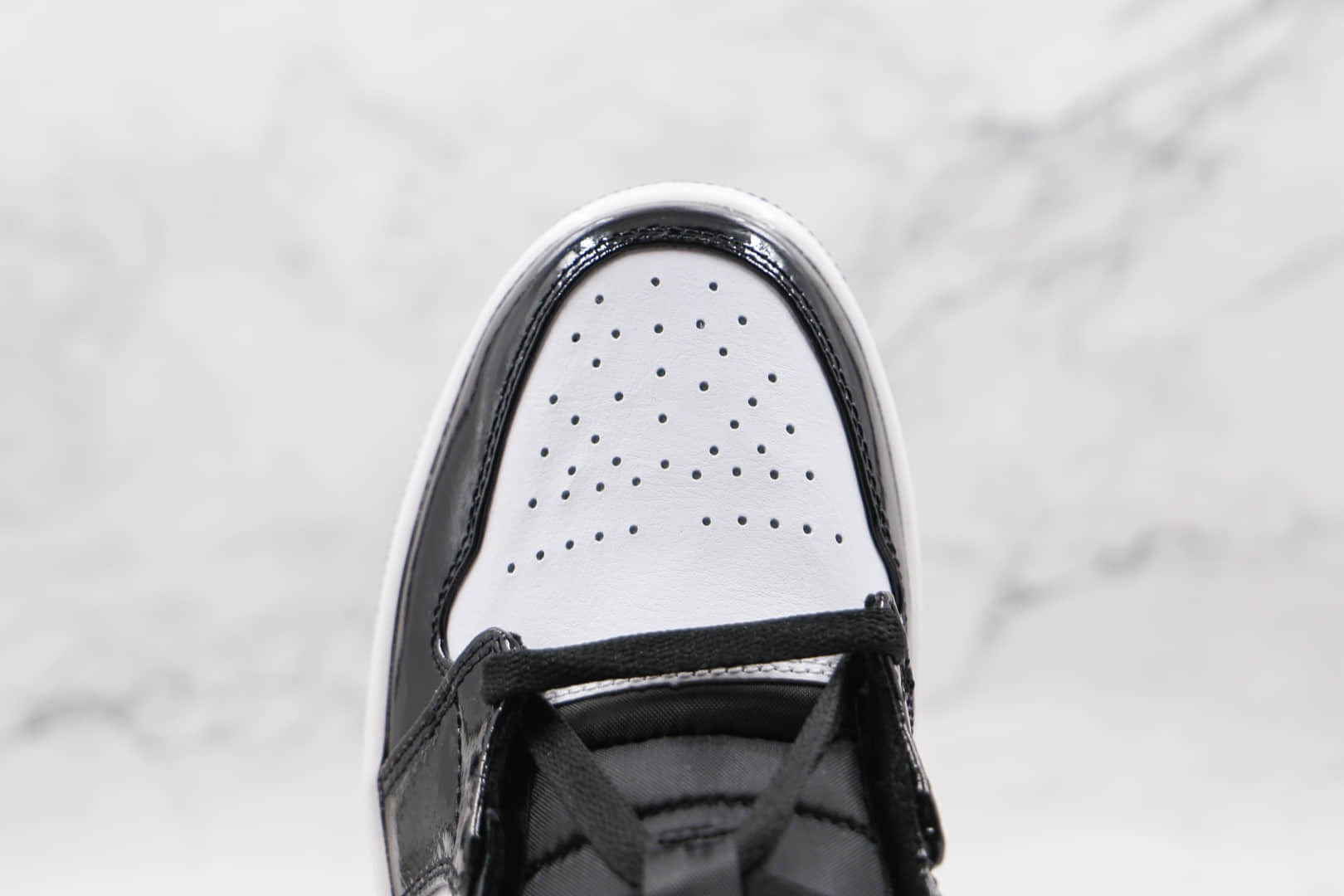 乔丹Air Jordan 1 Mid纯原版本中帮AJ1黑白漆皮篮球鞋原楦头纸板打造 货号：DD1649-001