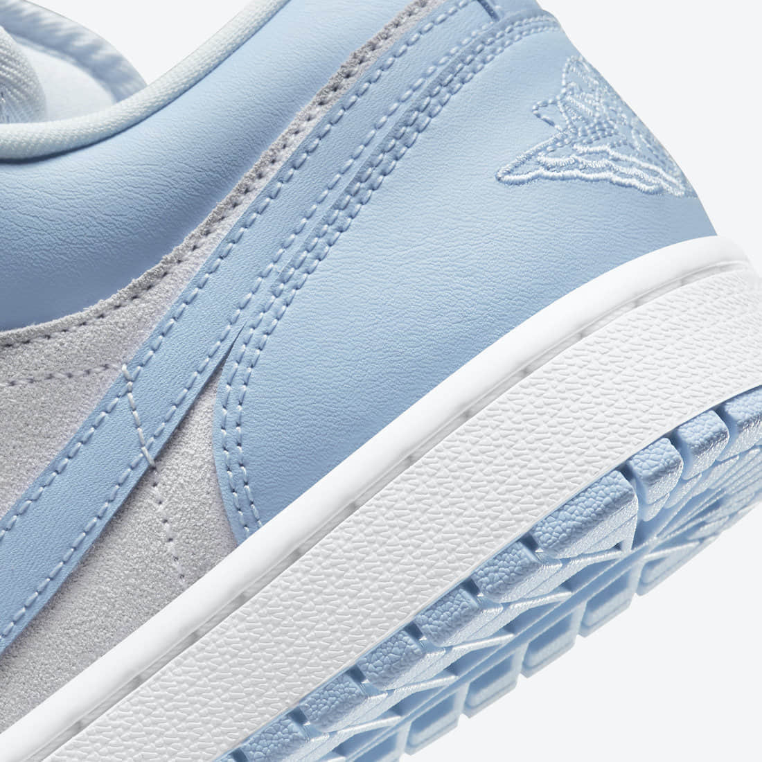 这双AJ也太小清新了！全新AJ1 Low“大学蓝”即将登场！ 货号：DC0774-050