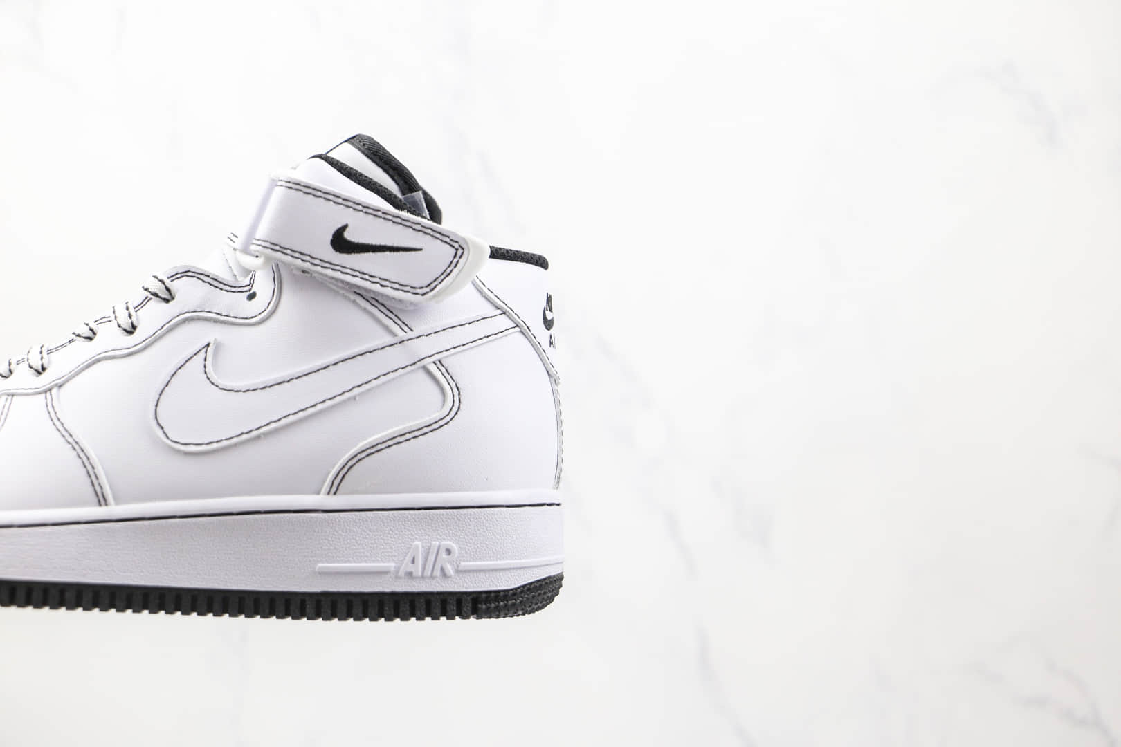 耐克Nike Air Force 1 Mid纯原版本中帮空军一号二次元黑白缝线板鞋内置气垫 货号：CV1724-104