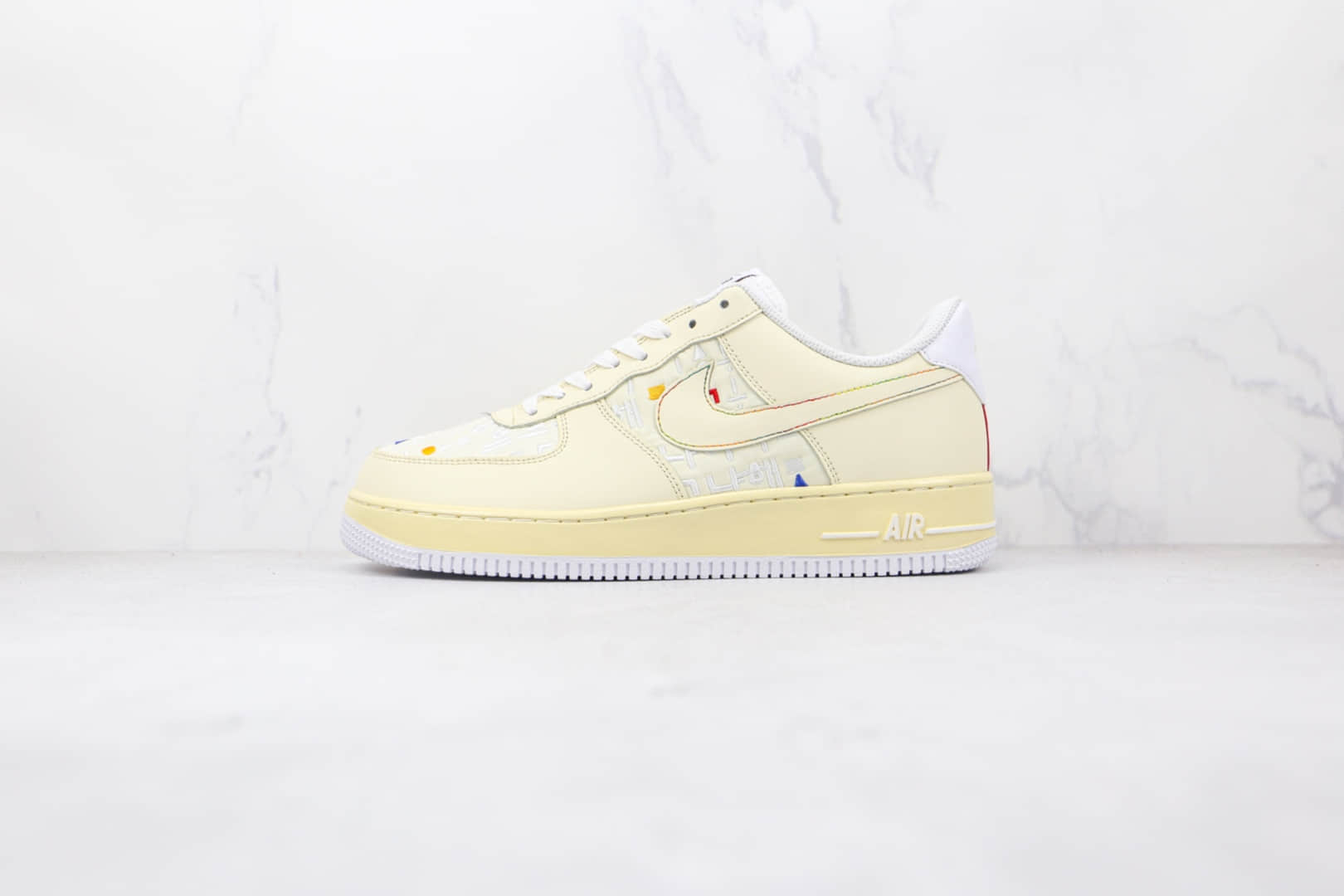 耐克Nike Air Force 1 Low纯原版本低帮空军一号米黄色字母印花韩文刺绣板鞋内置气垫 货号：DO2701-715