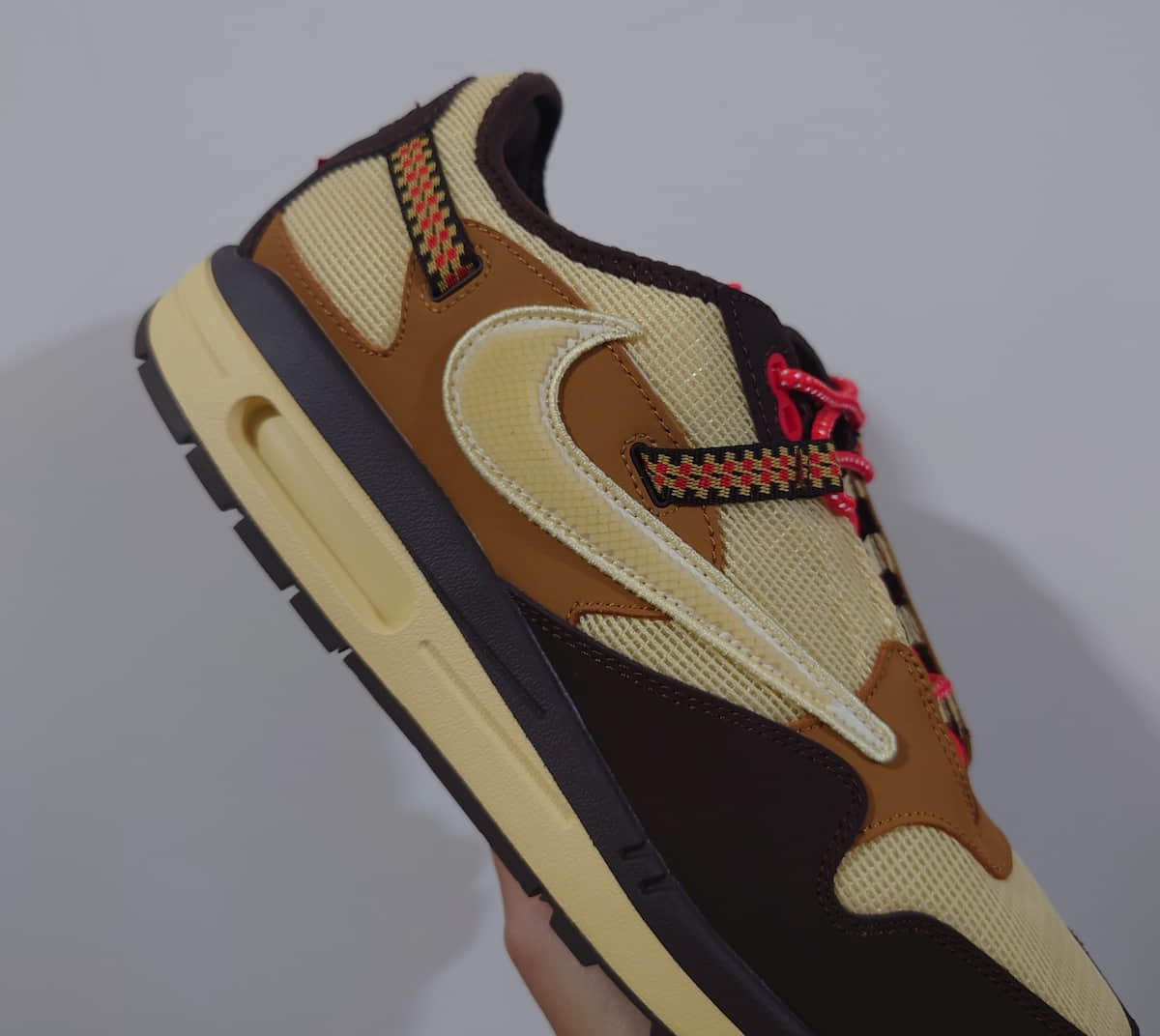 TS倒钩联名Air Max 1最新实物曝光！复古韵味十足！ 货号：DO9392-700