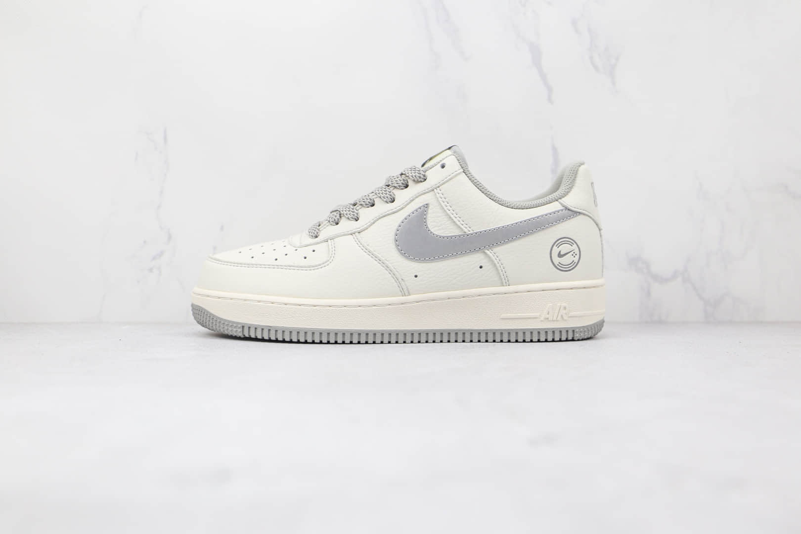 耐克KITH x Nike Air Force 1' 07纯原版本空军一号低帮AF1白灰色3M反光内置全掌气垫 货号：CH1808-006