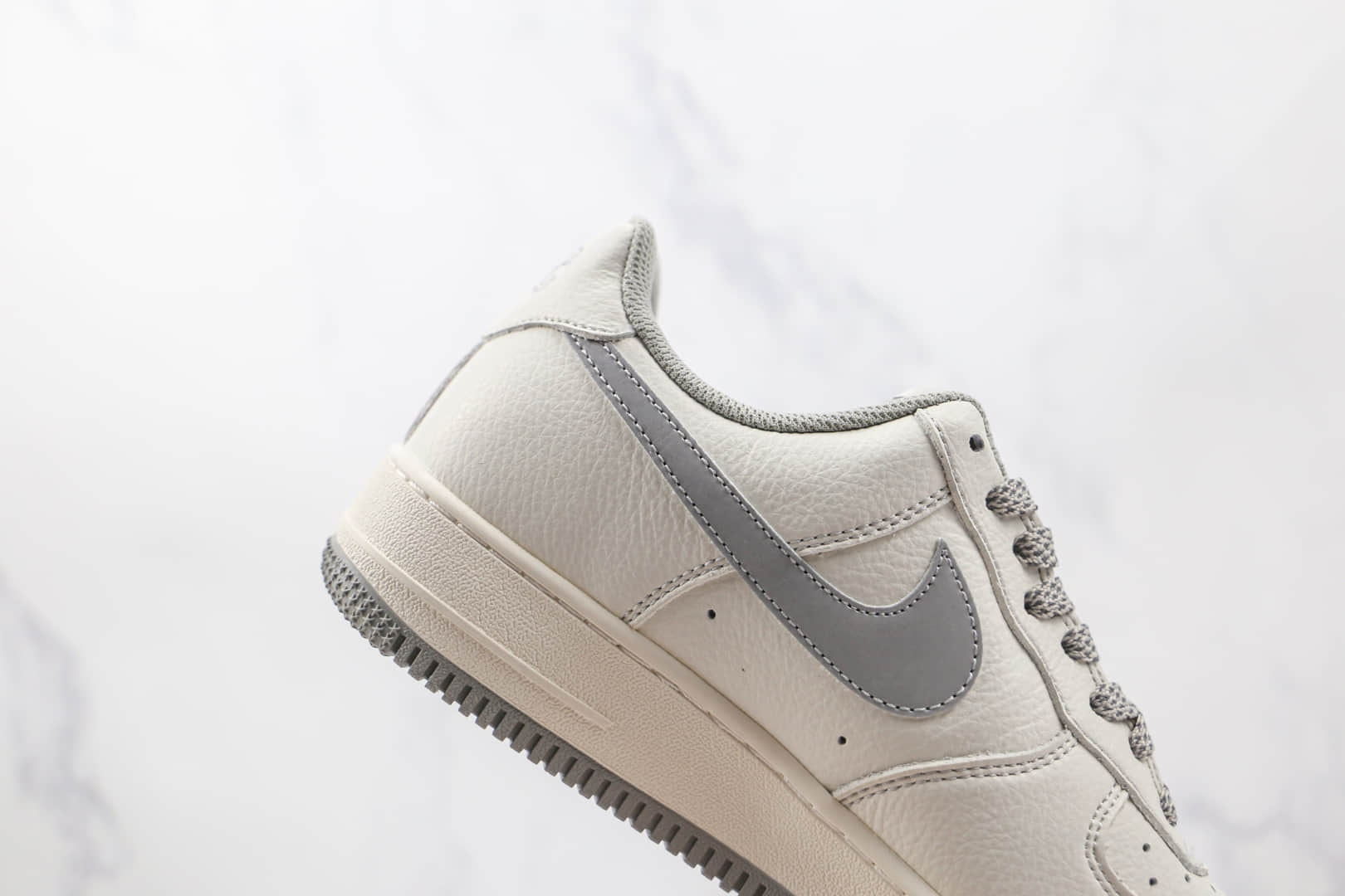 耐克KITH x Nike Air Force 1' 07纯原版本空军一号低帮AF1白灰色3M反光内置全掌气垫 货号：CH1808-006