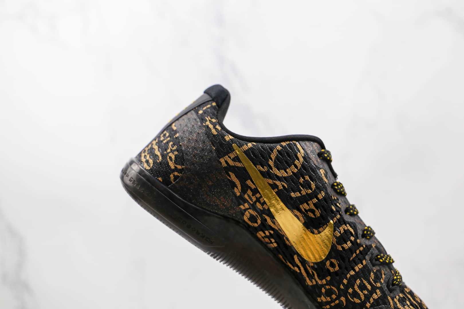 耐克Nike Kobe 11 EM纯原版本科比11代黑金色数字印花篮球鞋支持实战 货号：865773-991