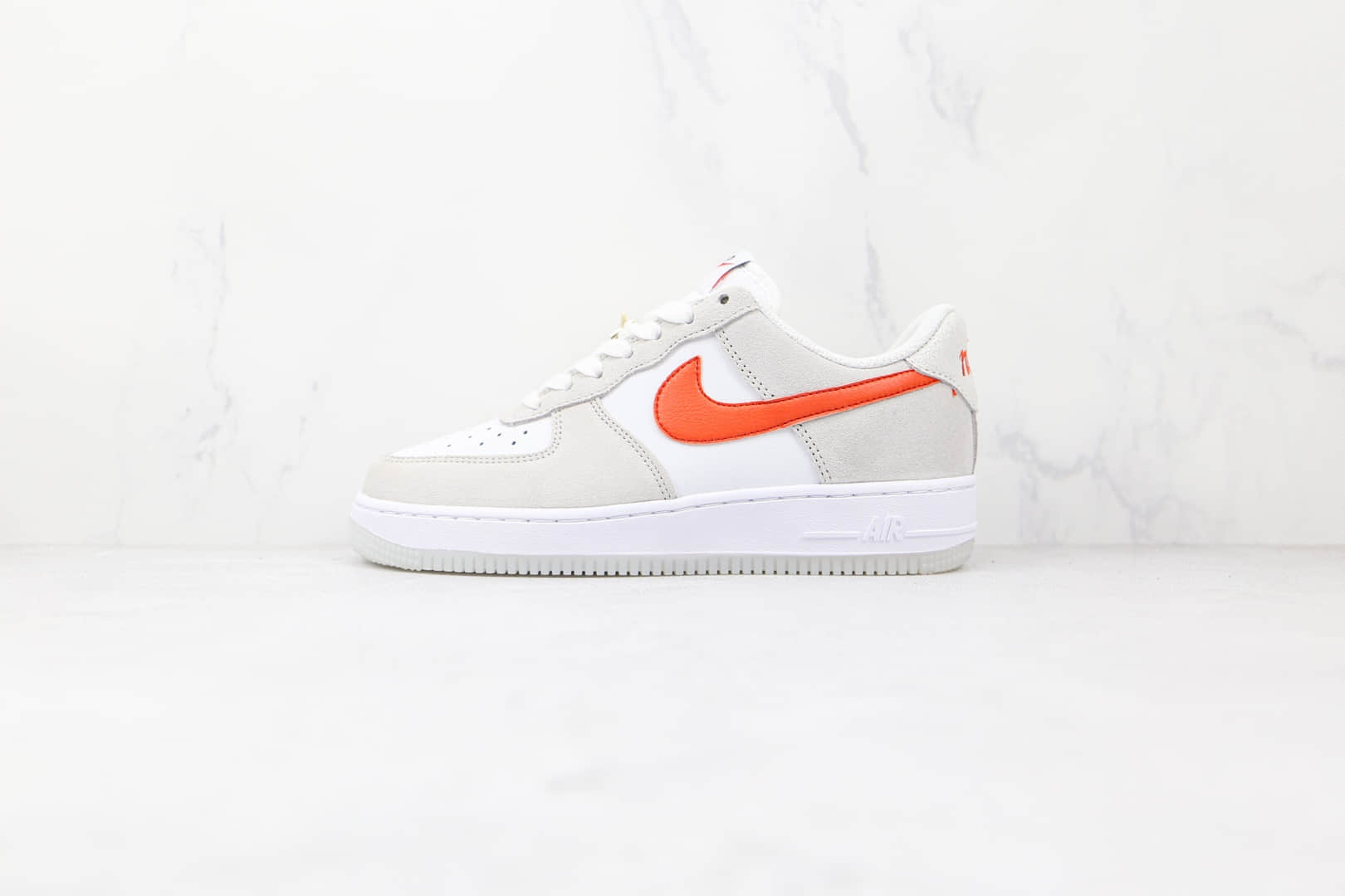 耐克Nike AIR FORCE 1‘07 SE纯原版本低帮空军一号米白橙色板鞋内置气垫 货号：DA8302-101