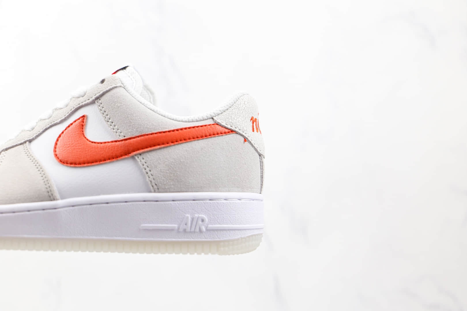 耐克Nike AIR FORCE 1‘07 SE纯原版本低帮空军一号米白橙色板鞋内置气垫 货号：DA8302-101