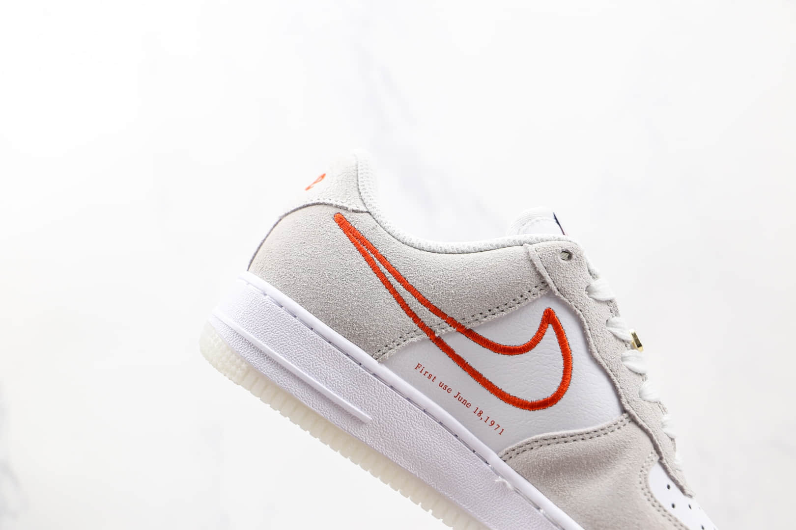 耐克Nike AIR FORCE 1‘07 SE纯原版本低帮空军一号米白橙色板鞋内置气垫 货号：DA8302-101