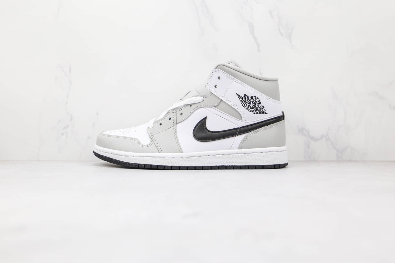 乔丹Air Jordan 1 Mid Light Smoke Grey纯原版本中帮AJ1白灰黑烟灰色板鞋正确后跟定型 货号：BQ6472-015