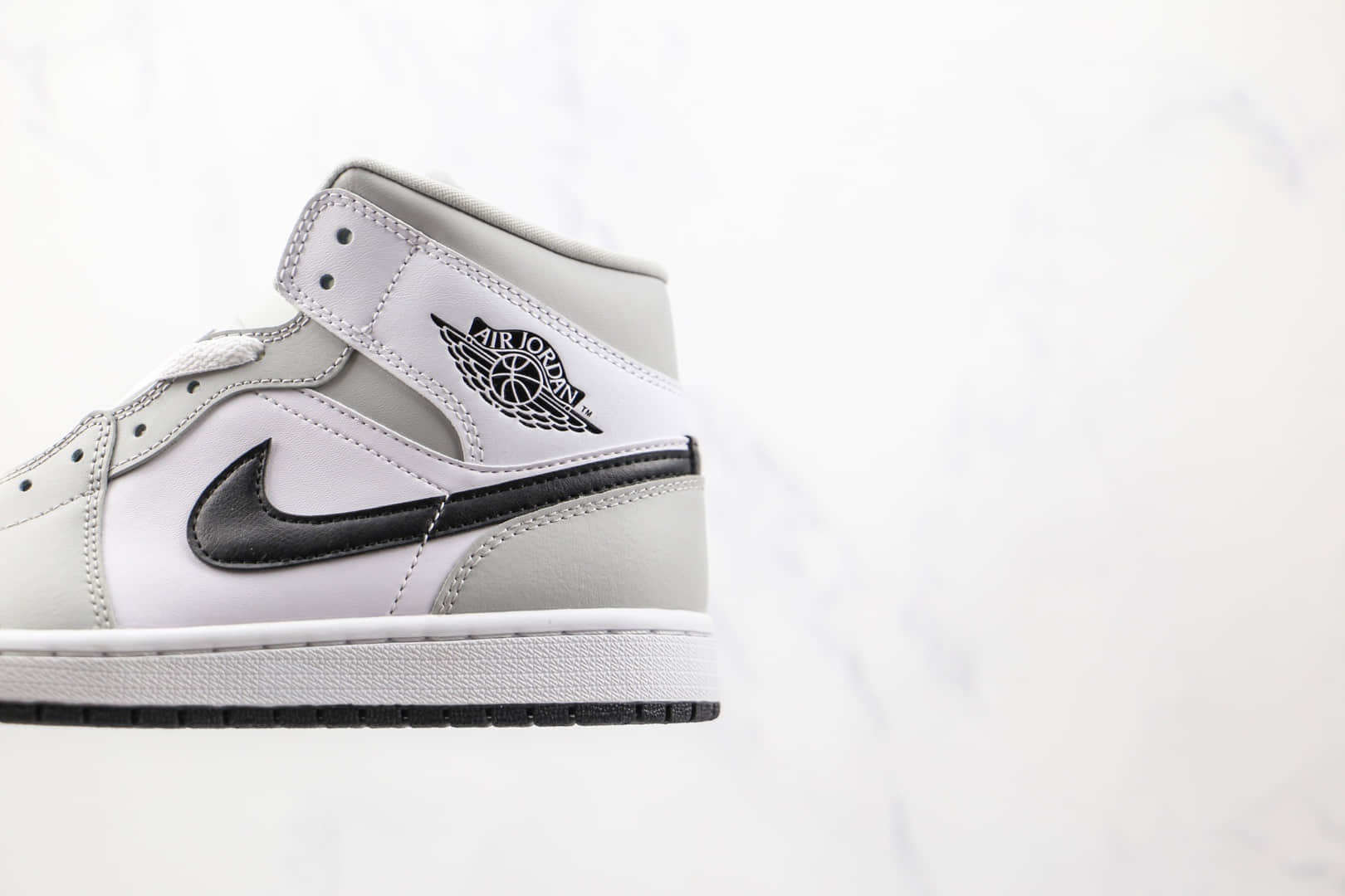 乔丹Air Jordan 1 Mid Light Smoke Grey纯原版本中帮AJ1白灰黑烟灰色板鞋正确后跟定型 货号：BQ6472-015