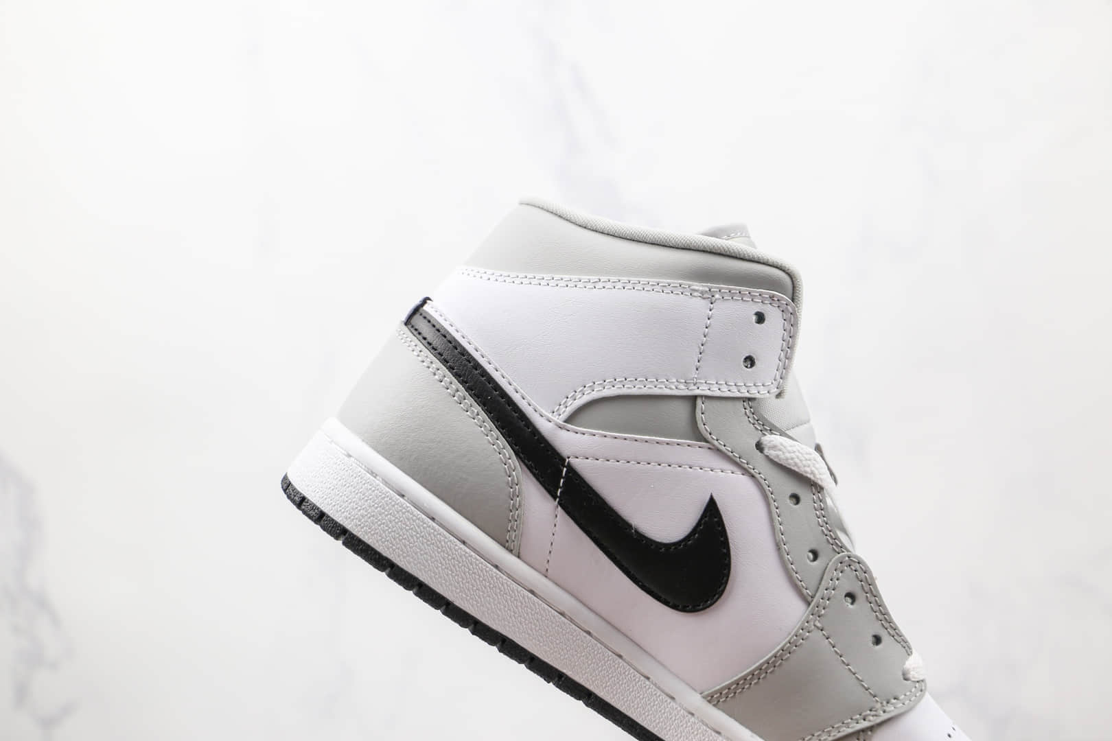 乔丹Air Jordan 1 Mid Light Smoke Grey纯原版本中帮AJ1白灰黑烟灰色板鞋正确后跟定型 货号：BQ6472-015